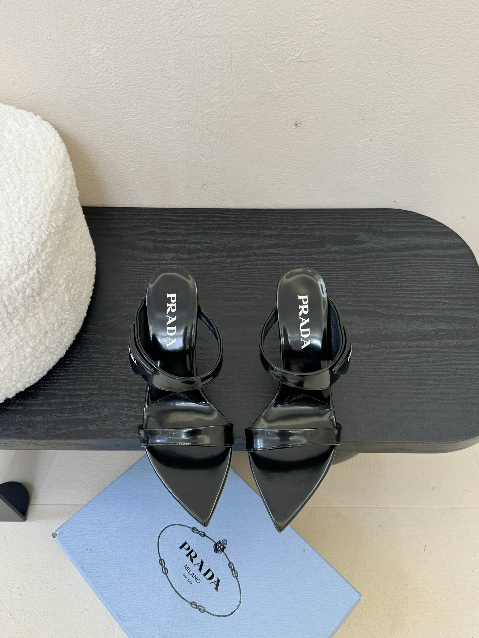 
Prada/普拉达25WF春夏新品
三角扣尖头高跟凉鞋
经典三角标 可盐可甜巨百搭
三角标yb开模定制