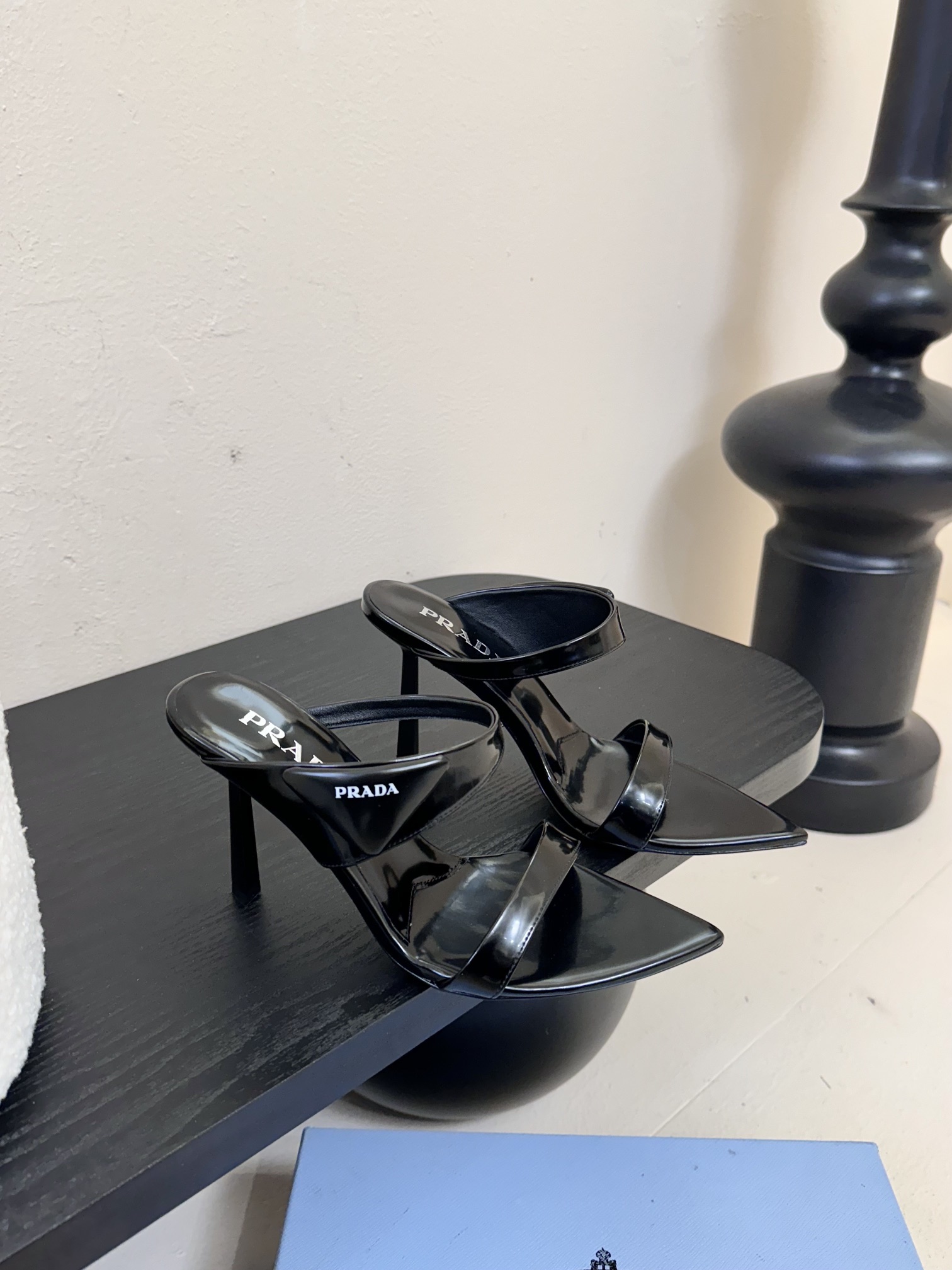 
Prada/普拉达25WF春夏新品
三角扣尖头高跟凉鞋
经典三角标 可盐可甜巨百搭
三角标yb开模定制