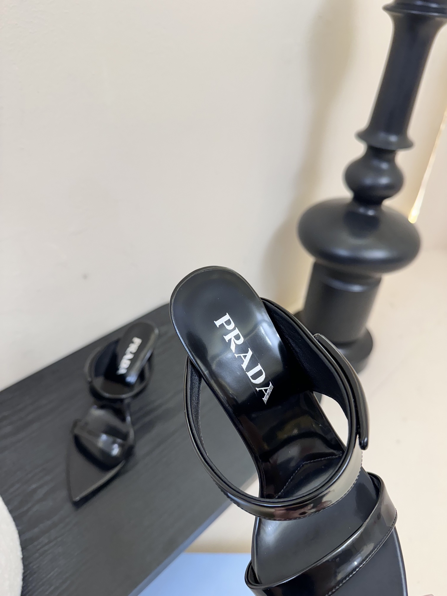
Prada/普拉达25WF春夏新品
三角扣尖头高跟凉鞋
经典三角标 可盐可甜巨百搭
三角标yb开模定制