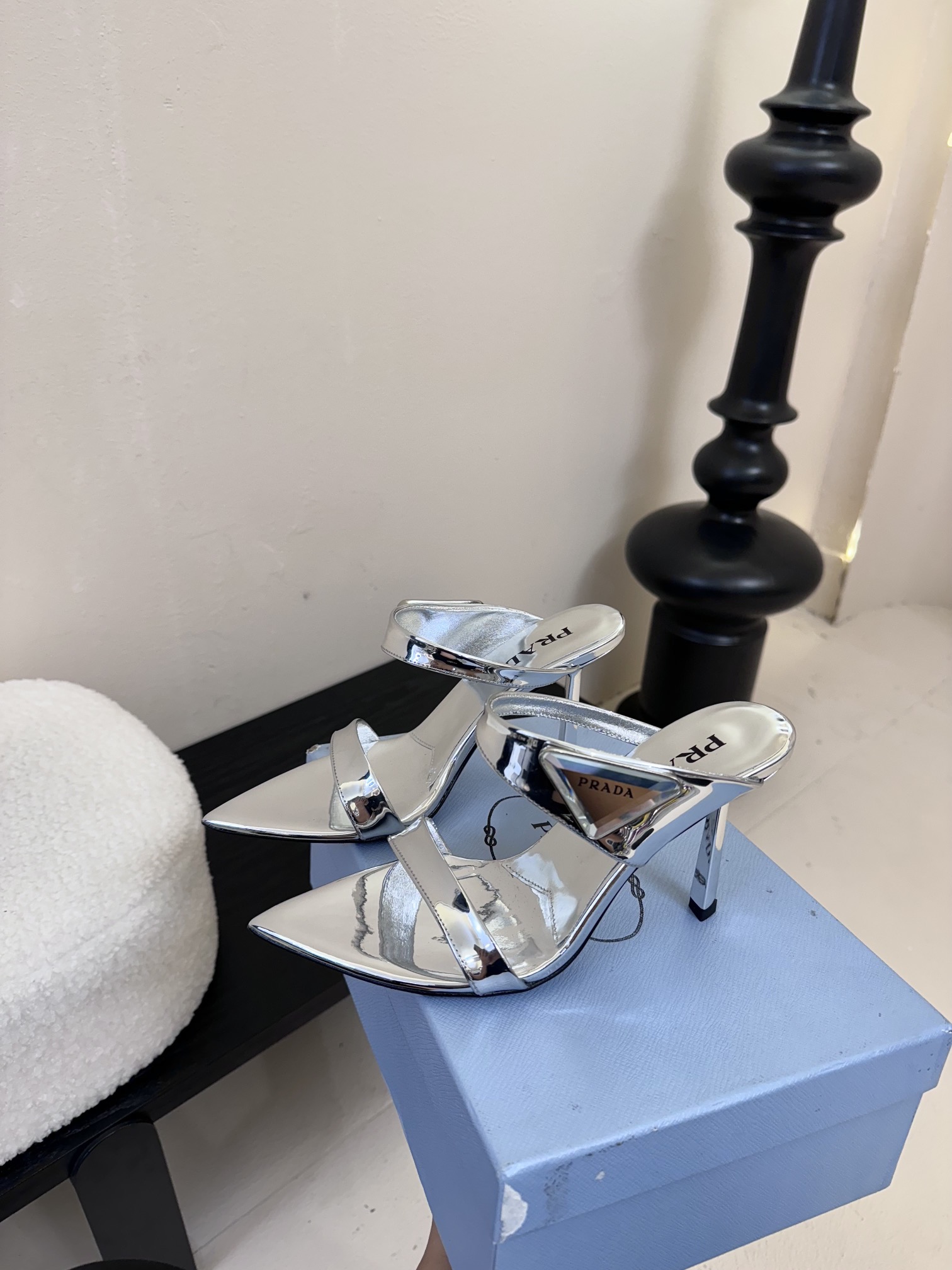 
Prada/普拉达25WF春夏新品
三角扣尖头高跟凉鞋
经典三角标 可盐可甜巨百搭
三角标yb开模定制