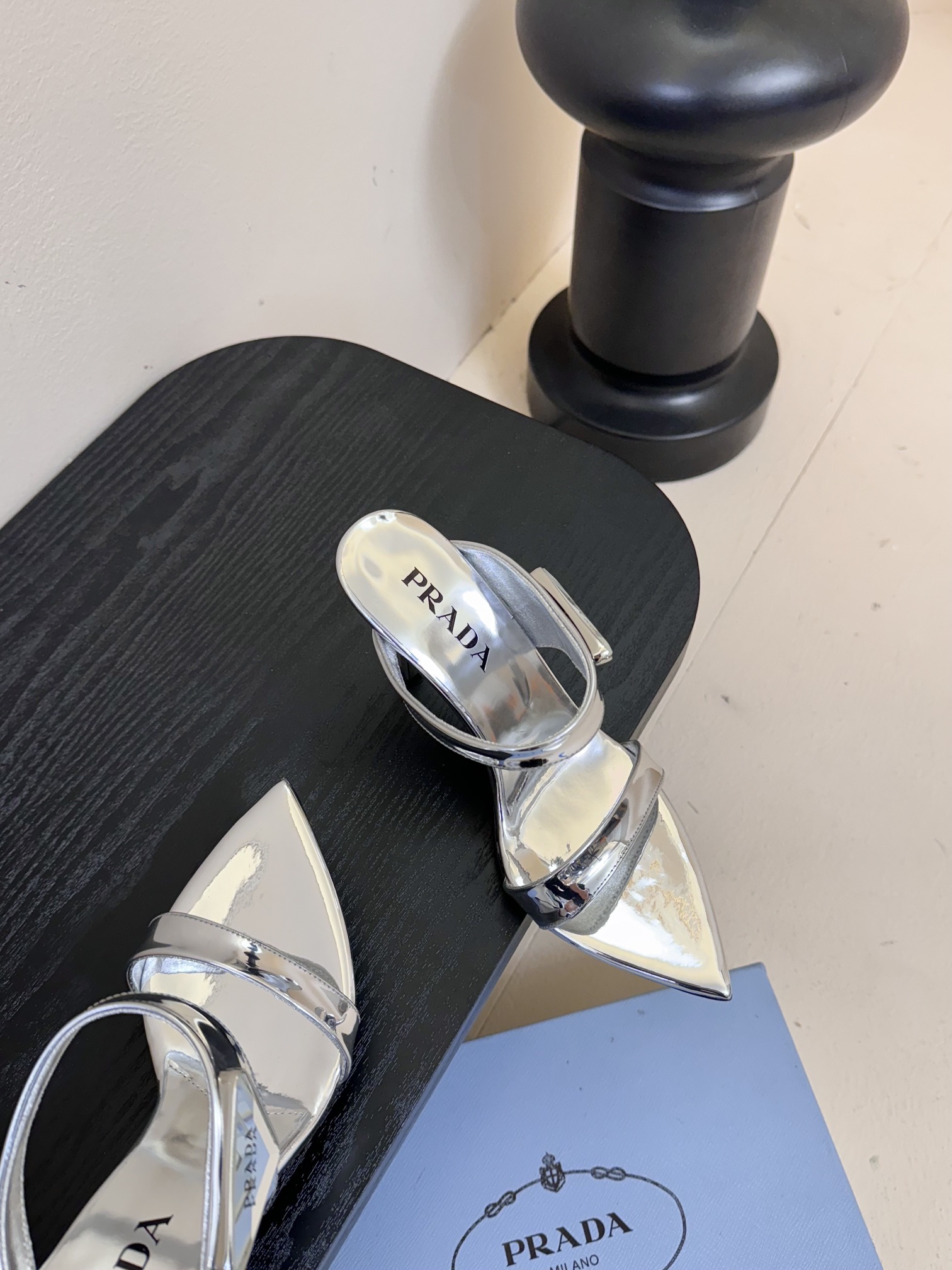 
Prada/普拉达25WF春夏新品
三角扣尖头高跟凉鞋
经典三角标 可盐可甜巨百搭
三角标yb开模定制