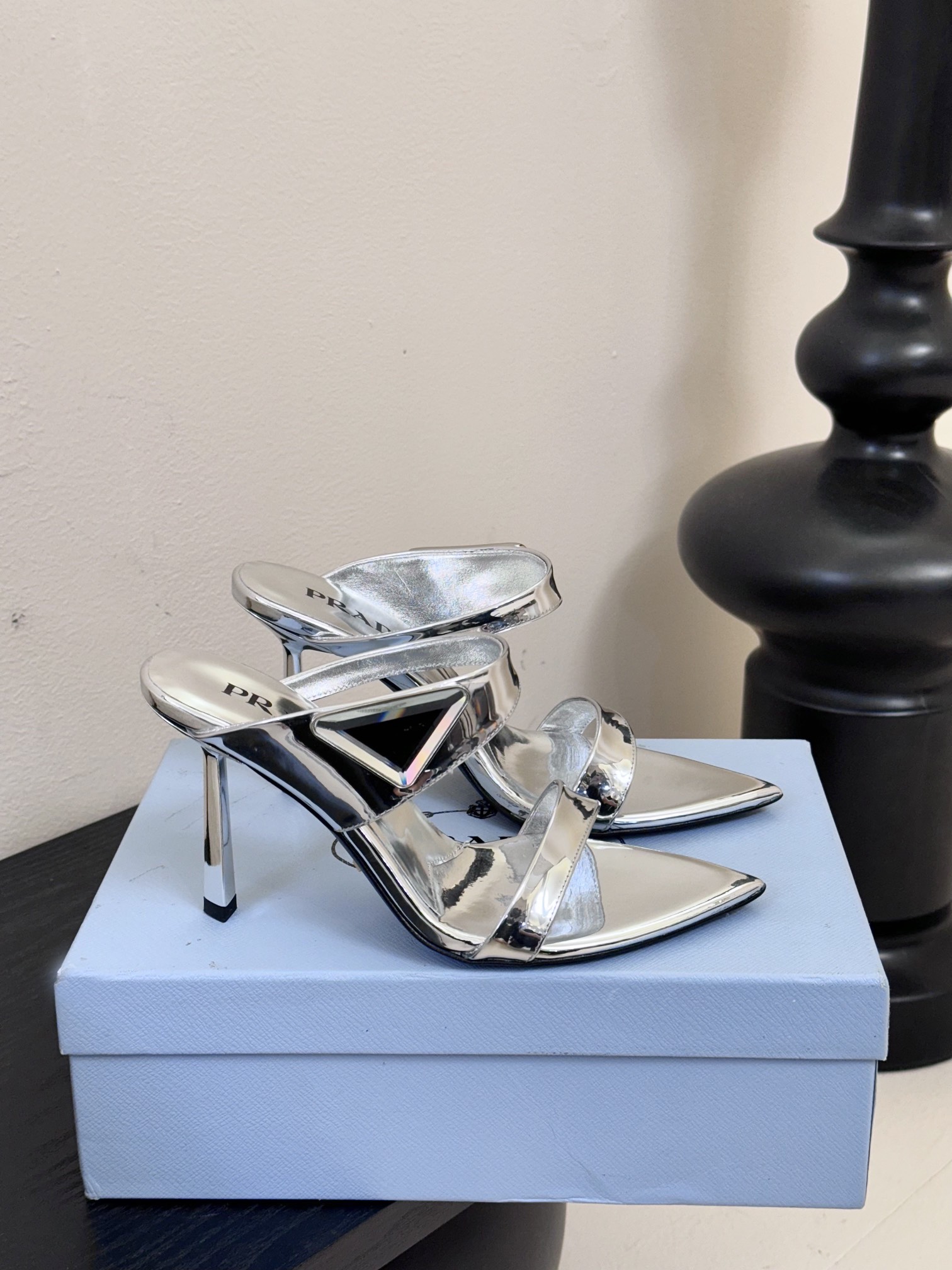 
Prada/普拉达25WF春夏新品
三角扣尖头高跟凉鞋
经典三角标 可盐可甜巨百搭
三角标yb开模定制