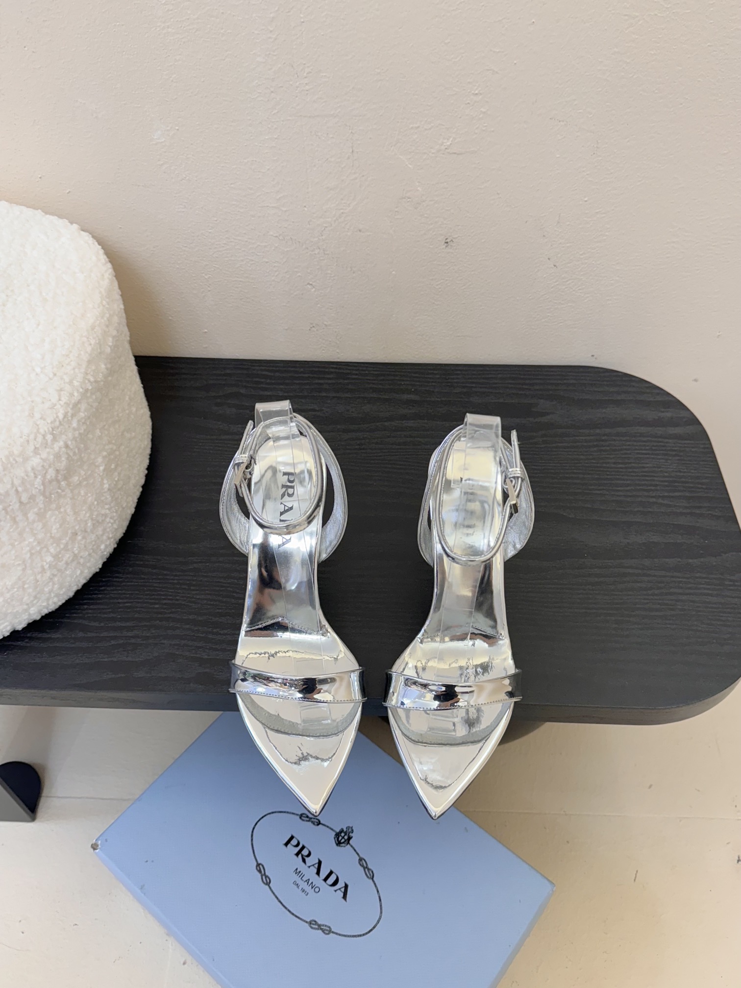 
Prada/普拉达25WF春夏新品
三角扣尖头高跟凉鞋
经典三角标 可盐可甜巨百搭
三角标yb开模定制