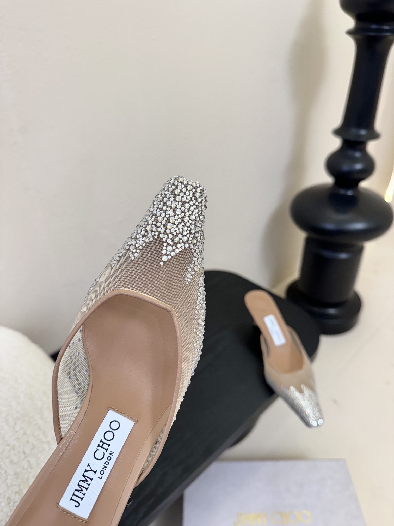 
Jimmy Choo｜周仰杰25春夏新品网纱烫钻方头小猫跟拖鞋！Jc经典水晶烫钻网纱高跟鞋🔥
超级仙的