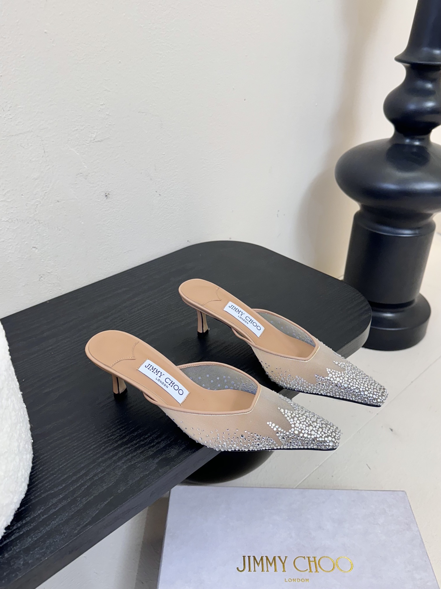 
Jimmy Choo｜周仰杰25春夏新品网纱烫钻方头小猫跟拖鞋！Jc经典水晶烫钻网纱高跟鞋🔥
超级仙的