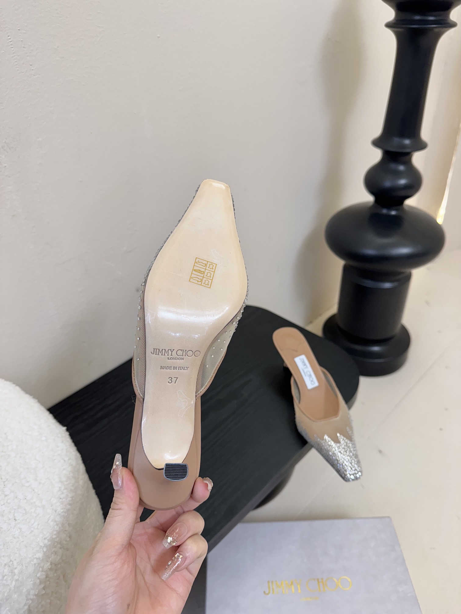 
Jimmy Choo｜周仰杰25春夏新品网纱烫钻方头小猫跟拖鞋！Jc经典水晶烫钻网纱高跟鞋🔥
超级仙的