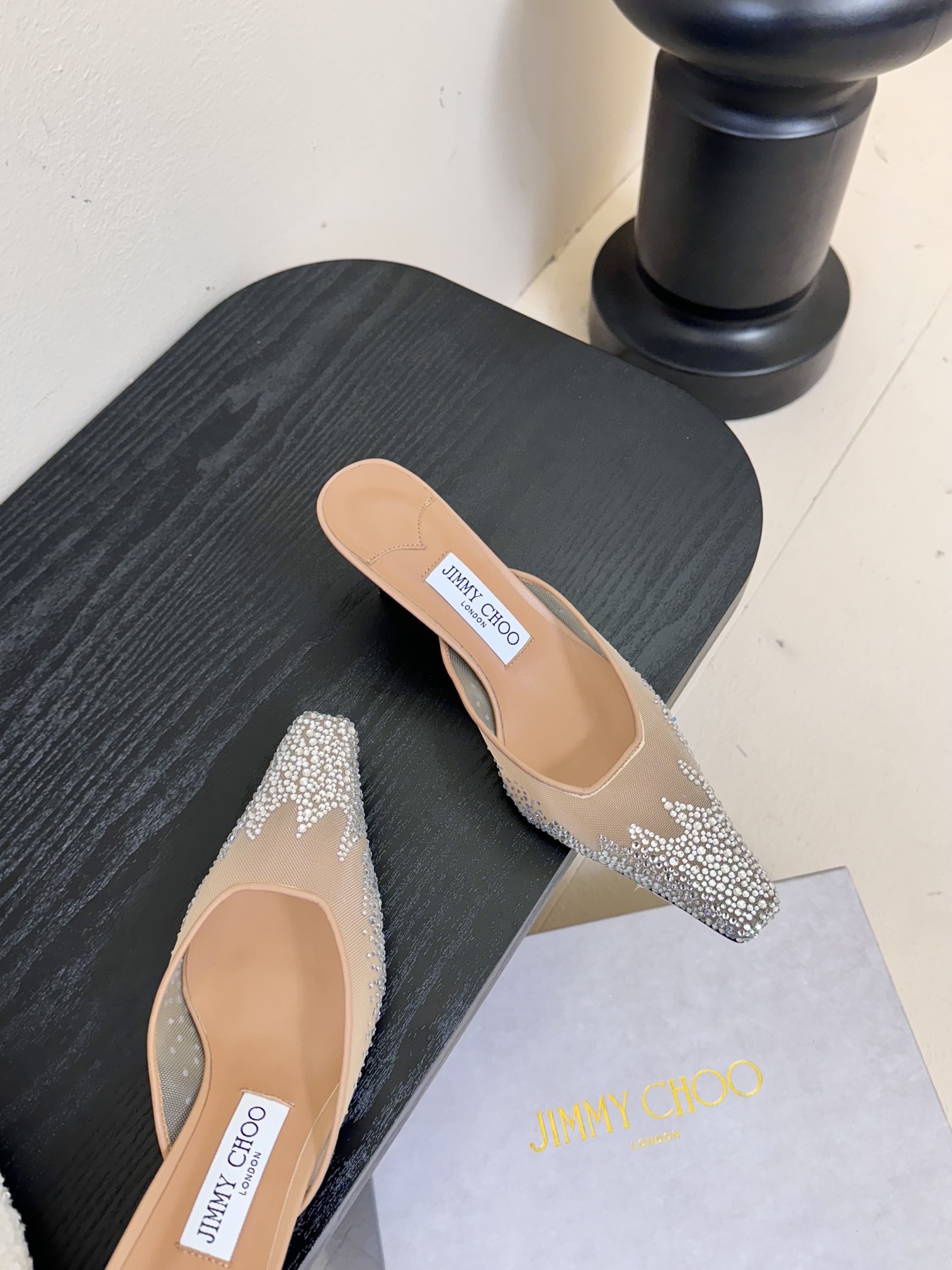 
Jimmy Choo｜周仰杰25春夏新品网纱烫钻方头小猫跟拖鞋！Jc经典水晶烫钻网纱高跟鞋🔥
超级仙的