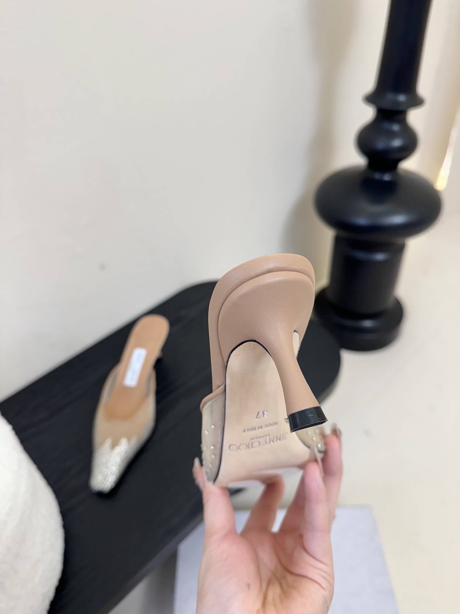 
Jimmy Choo｜周仰杰25春夏新品网纱烫钻方头小猫跟拖鞋！Jc经典水晶烫钻网纱高跟鞋🔥
超级仙的
