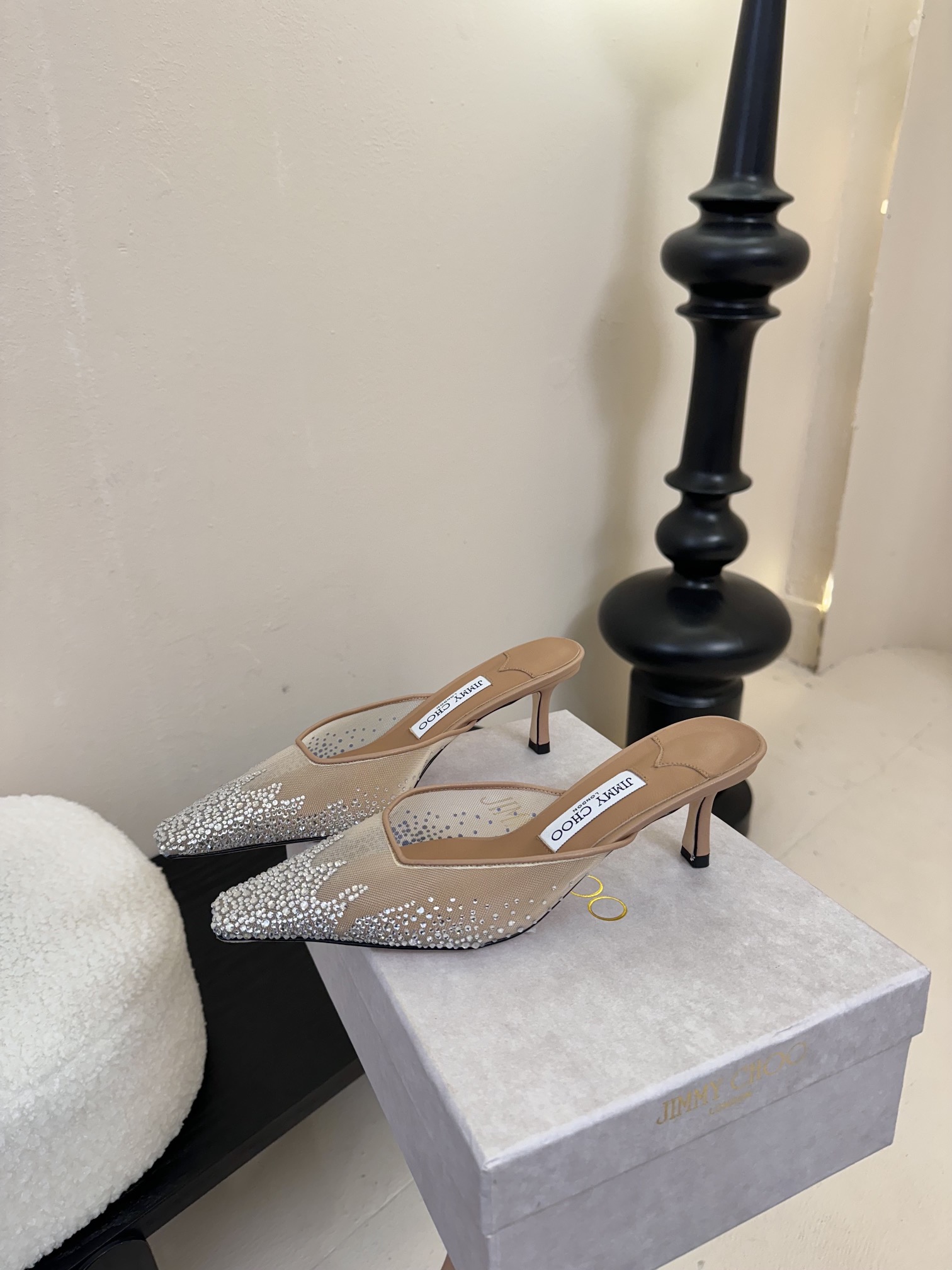 
Jimmy Choo｜周仰杰25春夏新品网纱烫钻方头小猫跟拖鞋！Jc经典水晶烫钻网纱高跟鞋🔥
超级仙的