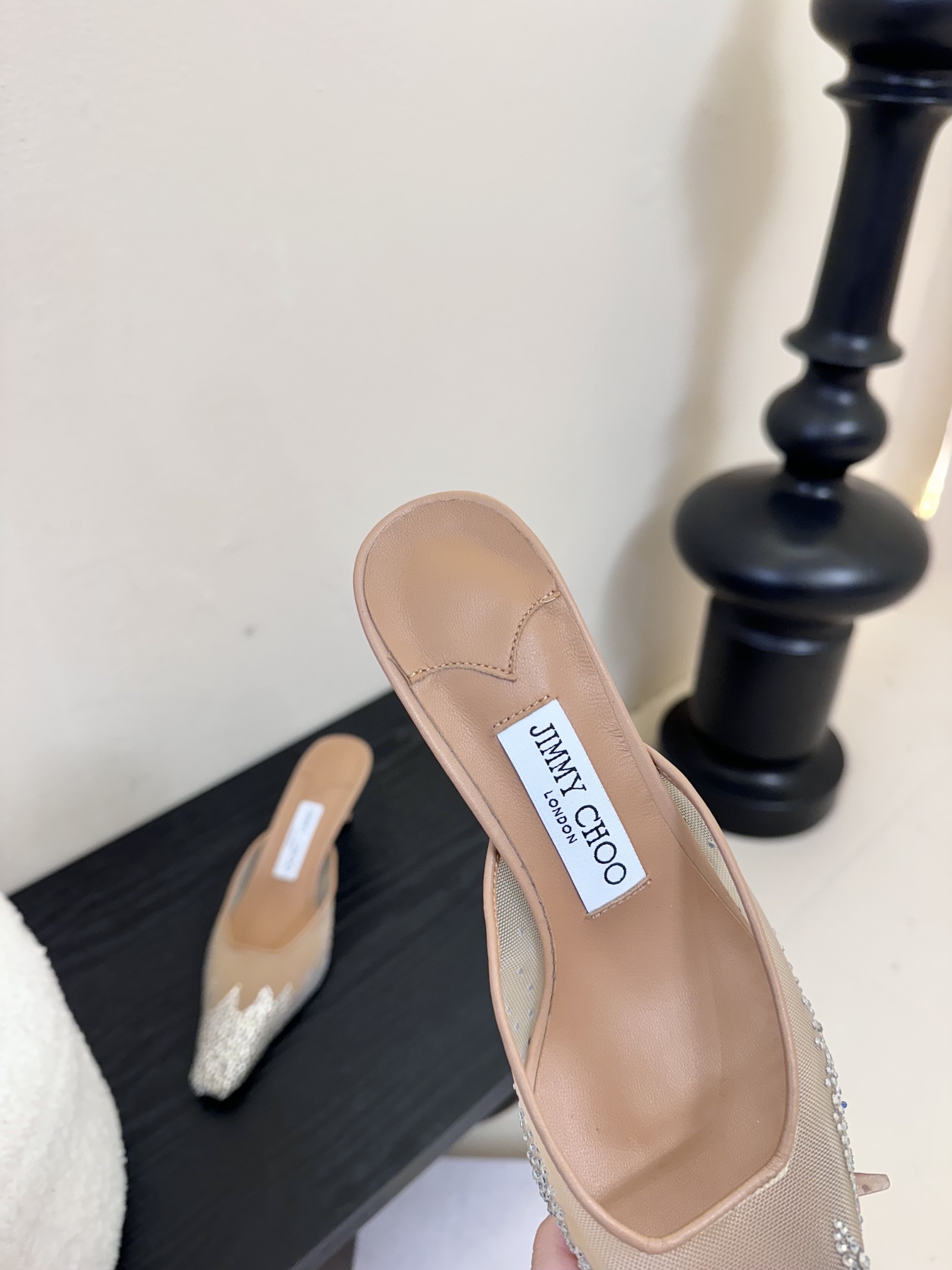 
Jimmy Choo｜周仰杰25春夏新品网纱烫钻方头小猫跟拖鞋！Jc经典水晶烫钻网纱高跟鞋🔥
超级仙的