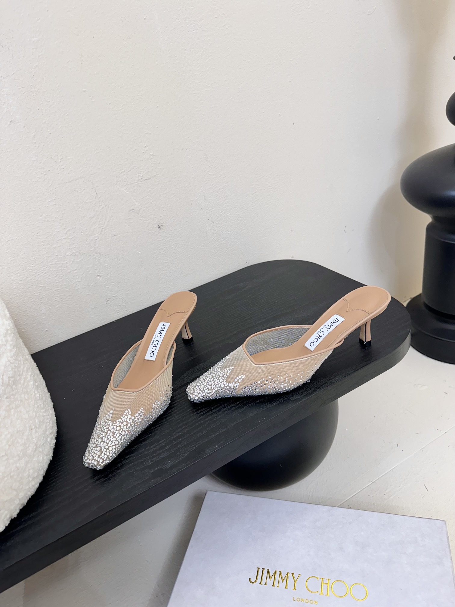 
Jimmy Choo｜周仰杰25春夏新品网纱烫钻方头小猫跟拖鞋！Jc经典水晶烫钻网纱高跟鞋🔥
超级仙的