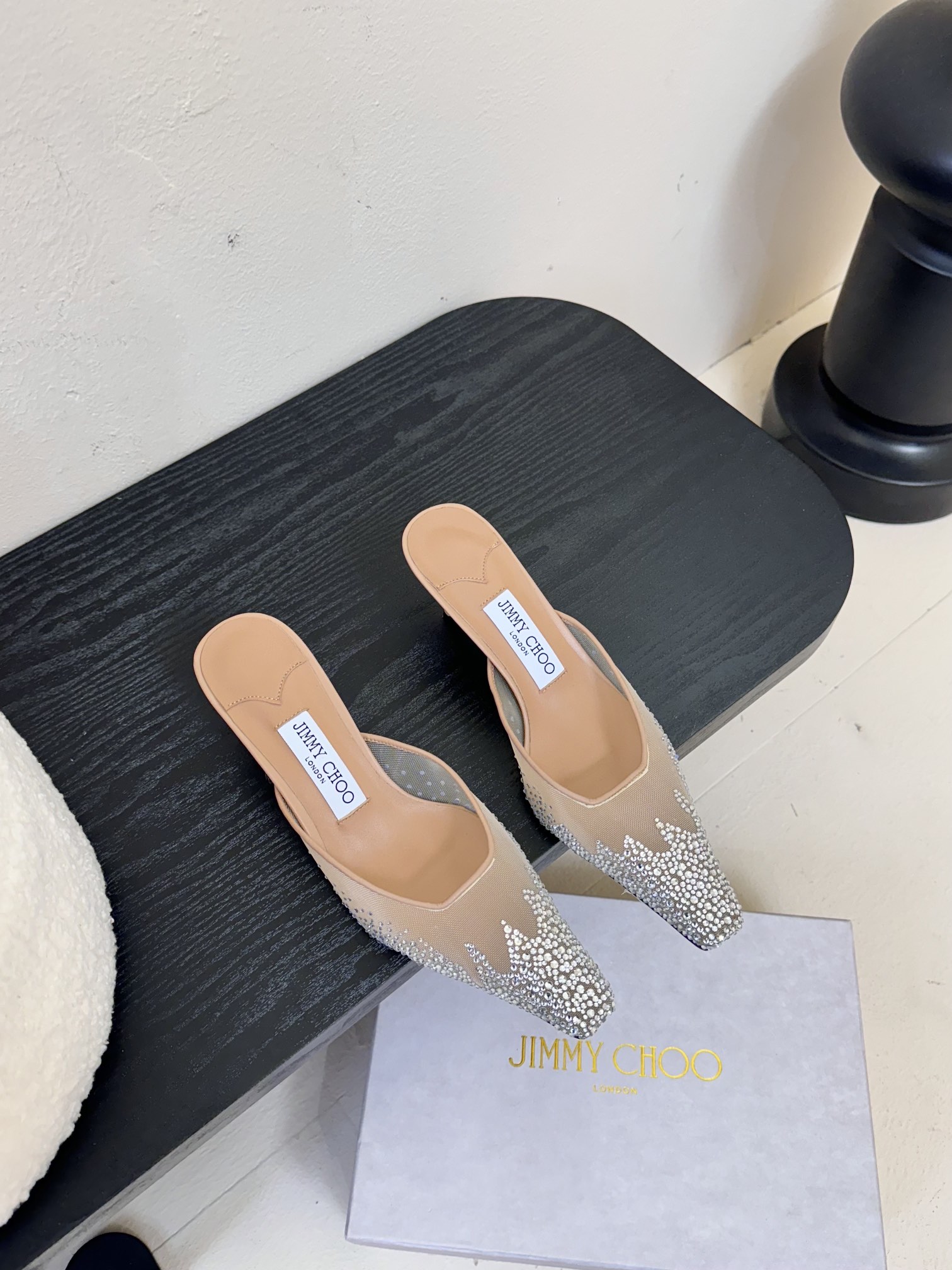 
Jimmy Choo｜周仰杰25春夏新品网纱烫钻方头小猫跟拖鞋！Jc经典水晶烫钻网纱高跟鞋🔥
超级仙的