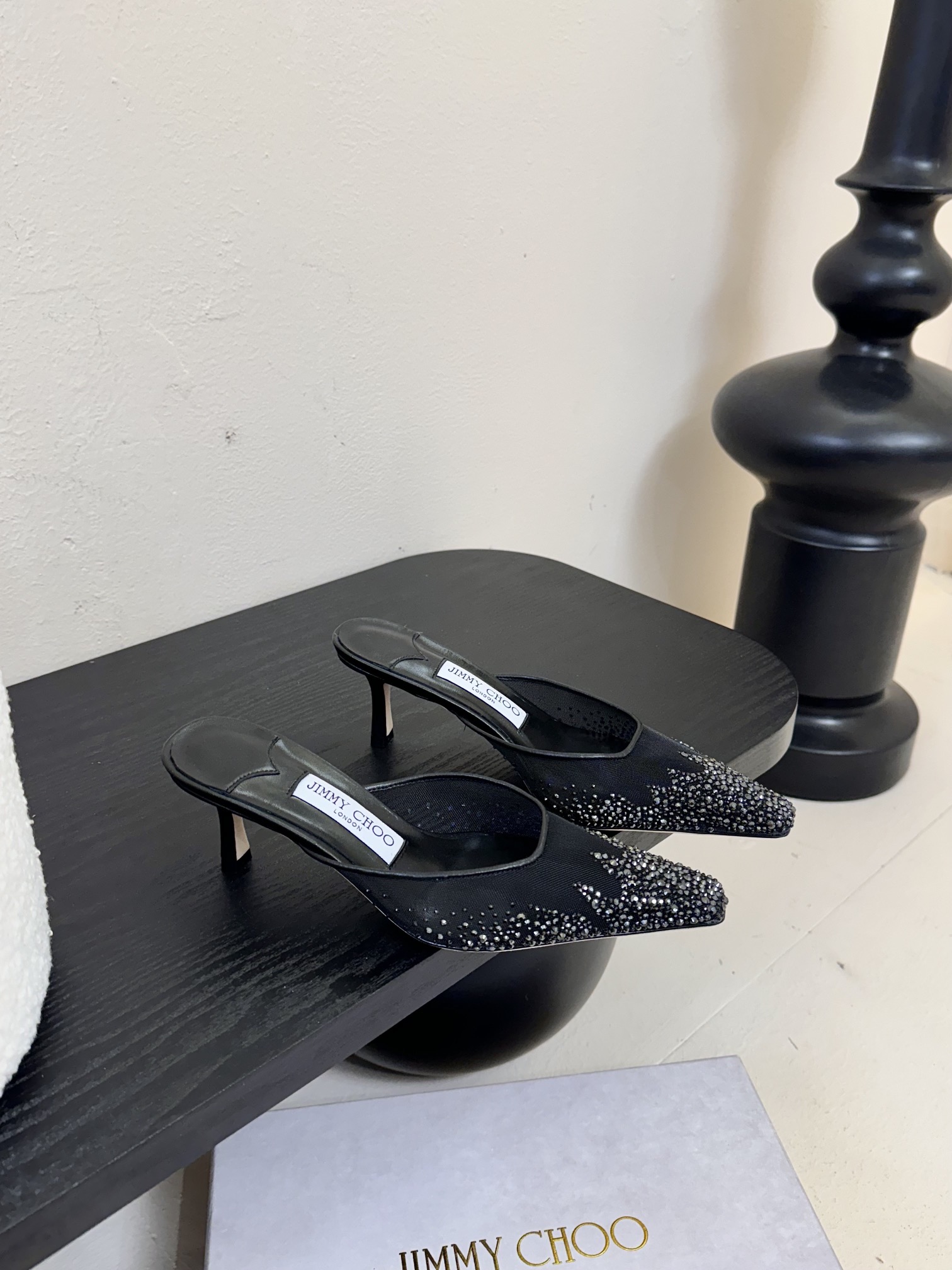 
Jimmy Choo｜周仰杰25春夏新品网纱烫钻方头小猫跟拖鞋！Jc经典水晶烫钻网纱高跟鞋🔥
超级仙的