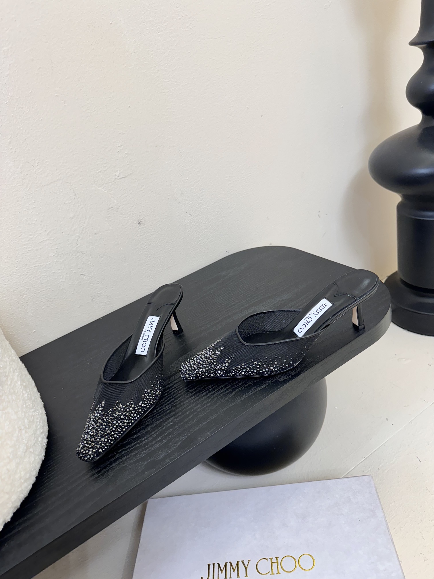 
Jimmy Choo｜周仰杰25春夏新品网纱烫钻方头小猫跟拖鞋！Jc经典水晶烫钻网纱高跟鞋🔥
超级仙的