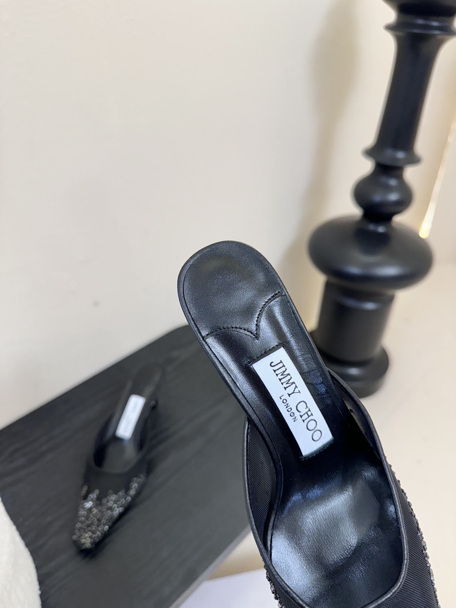 
Jimmy Choo｜周仰杰25春夏新品网纱烫钻方头小猫跟拖鞋！Jc经典水晶烫钻网纱高跟鞋🔥
超级仙的