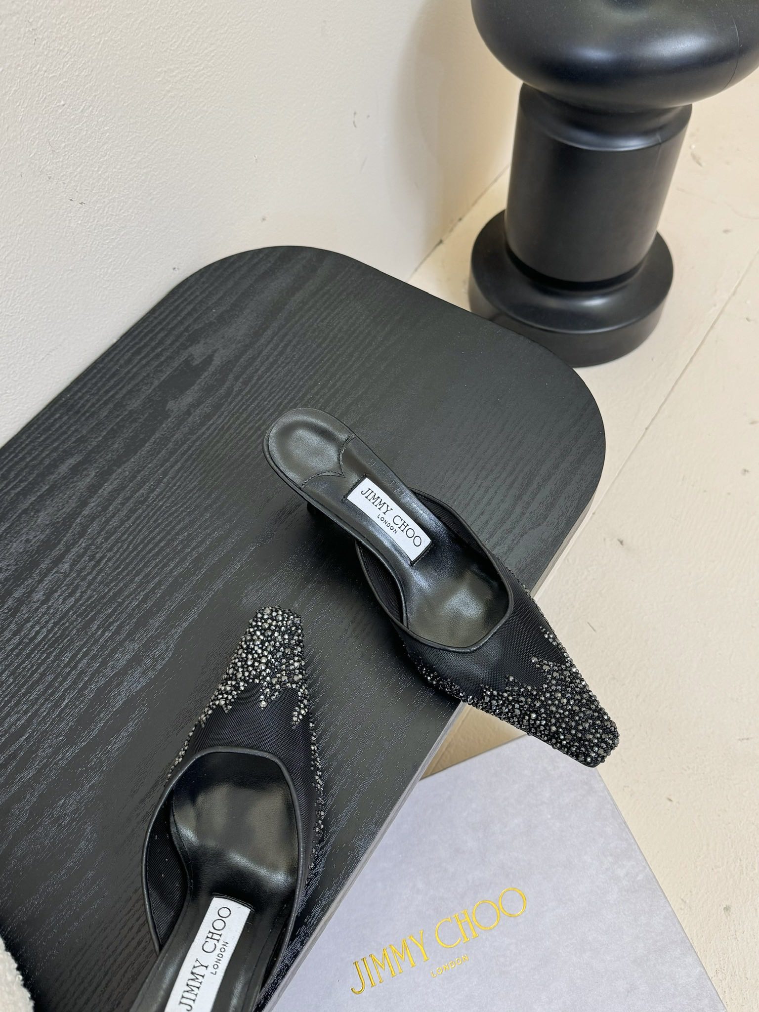 
Jimmy Choo｜周仰杰25春夏新品网纱烫钻方头小猫跟拖鞋！Jc经典水晶烫钻网纱高跟鞋🔥
超级仙的