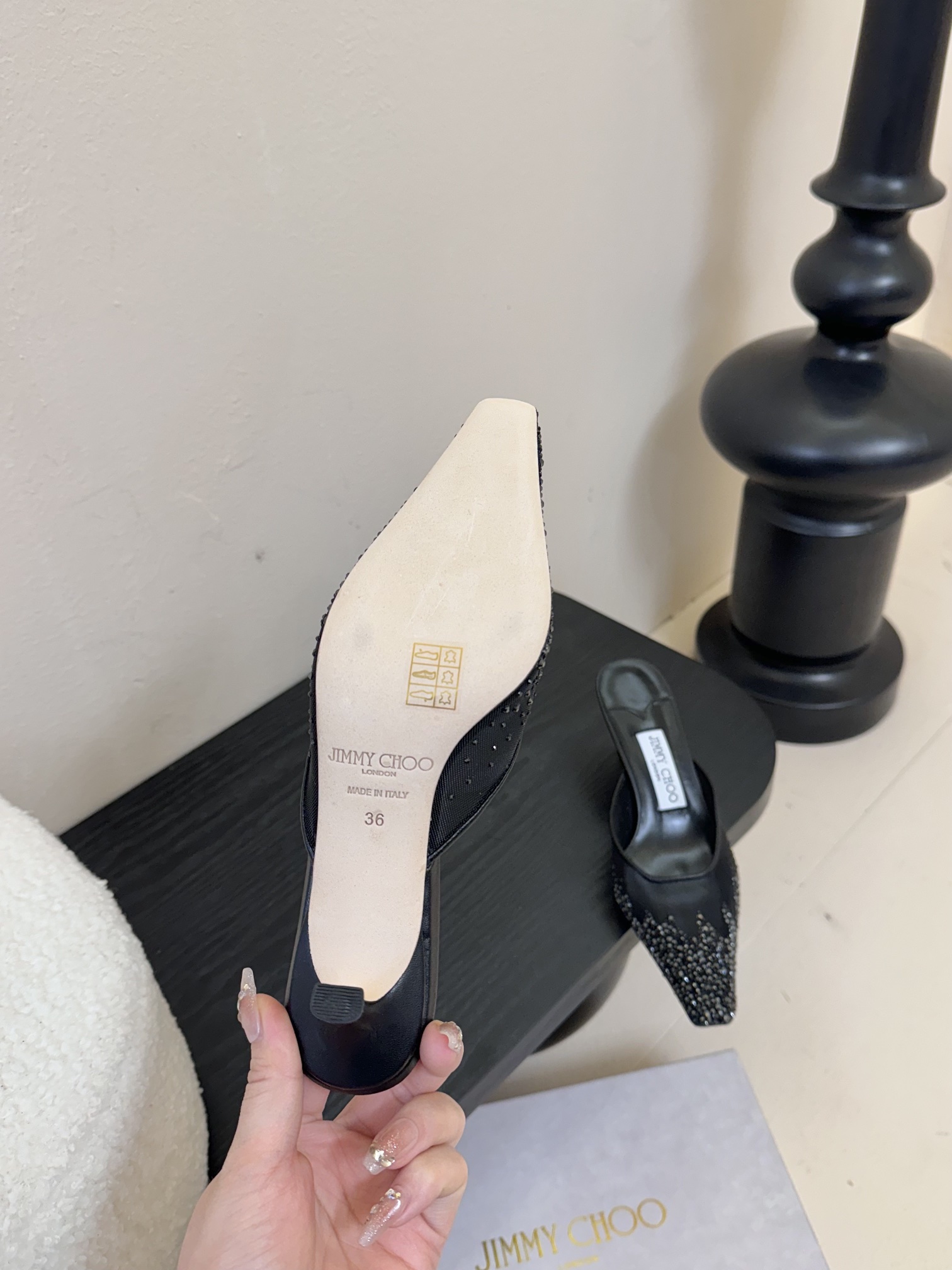 
Jimmy Choo｜周仰杰25春夏新品网纱烫钻方头小猫跟拖鞋！Jc经典水晶烫钻网纱高跟鞋🔥
超级仙的