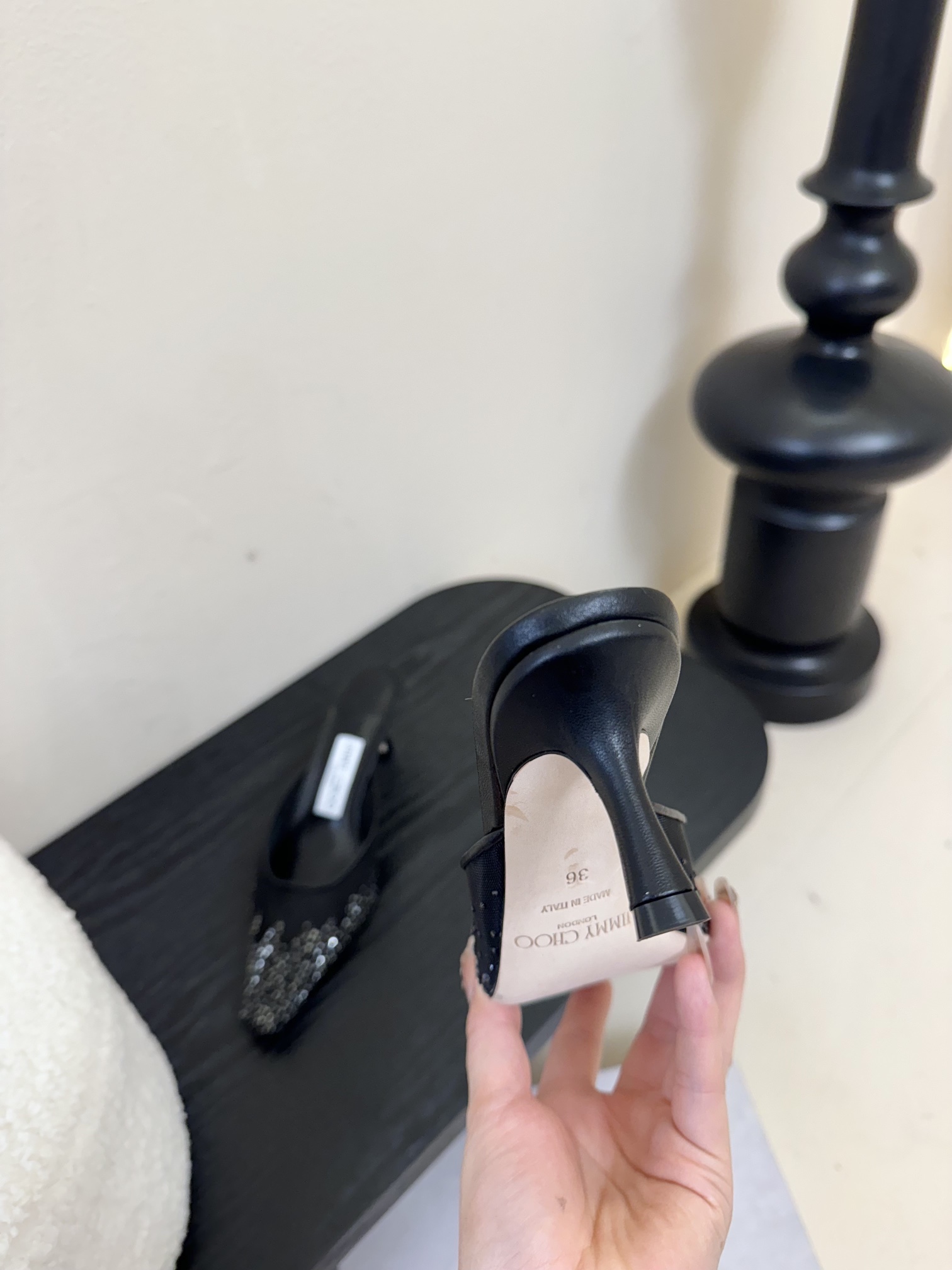 
Jimmy Choo｜周仰杰25春夏新品网纱烫钻方头小猫跟拖鞋！Jc经典水晶烫钻网纱高跟鞋🔥
超级仙的