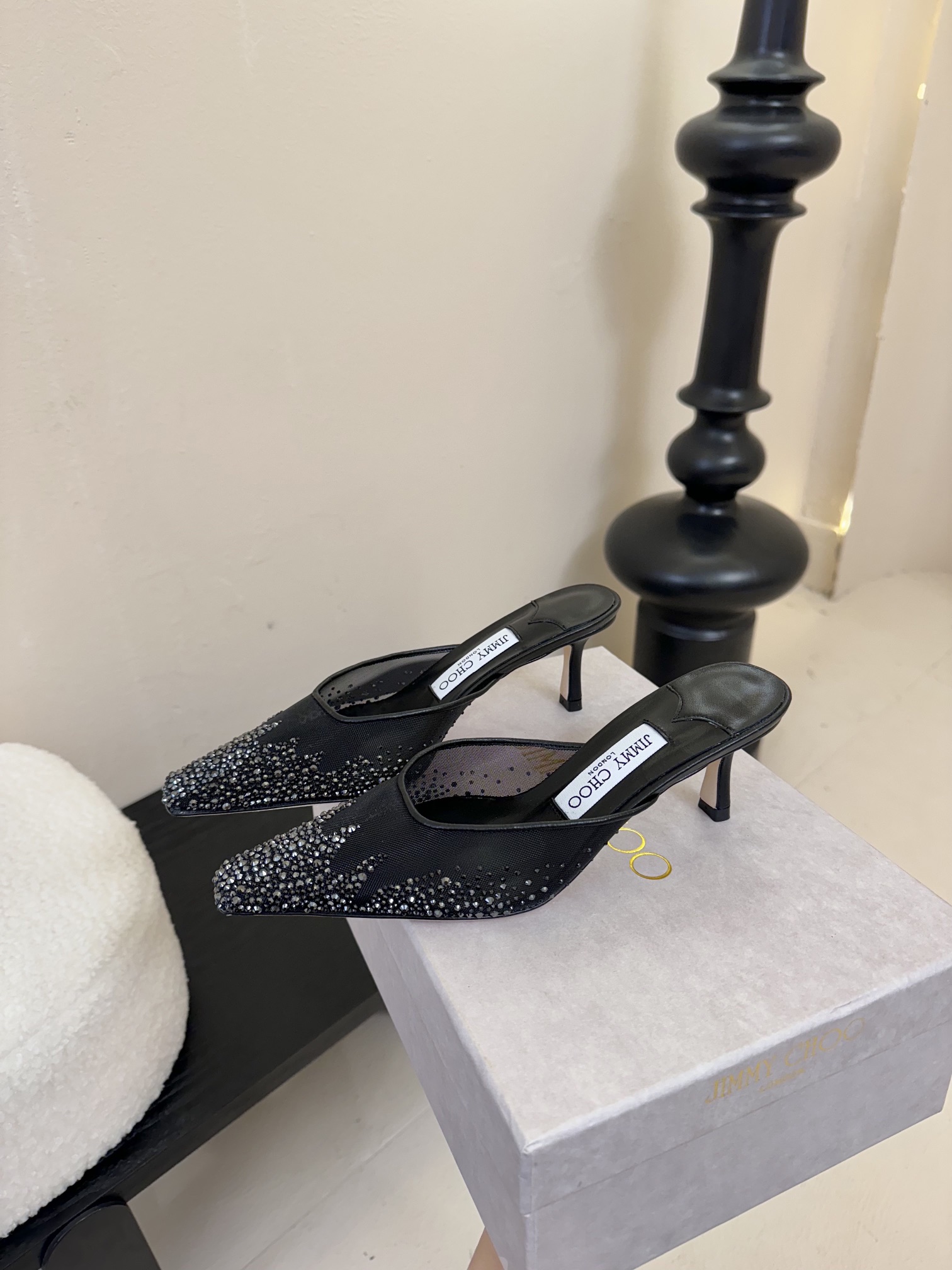 
Jimmy Choo｜周仰杰25春夏新品网纱烫钻方头小猫跟拖鞋！Jc经典水晶烫钻网纱高跟鞋🔥
超级仙的