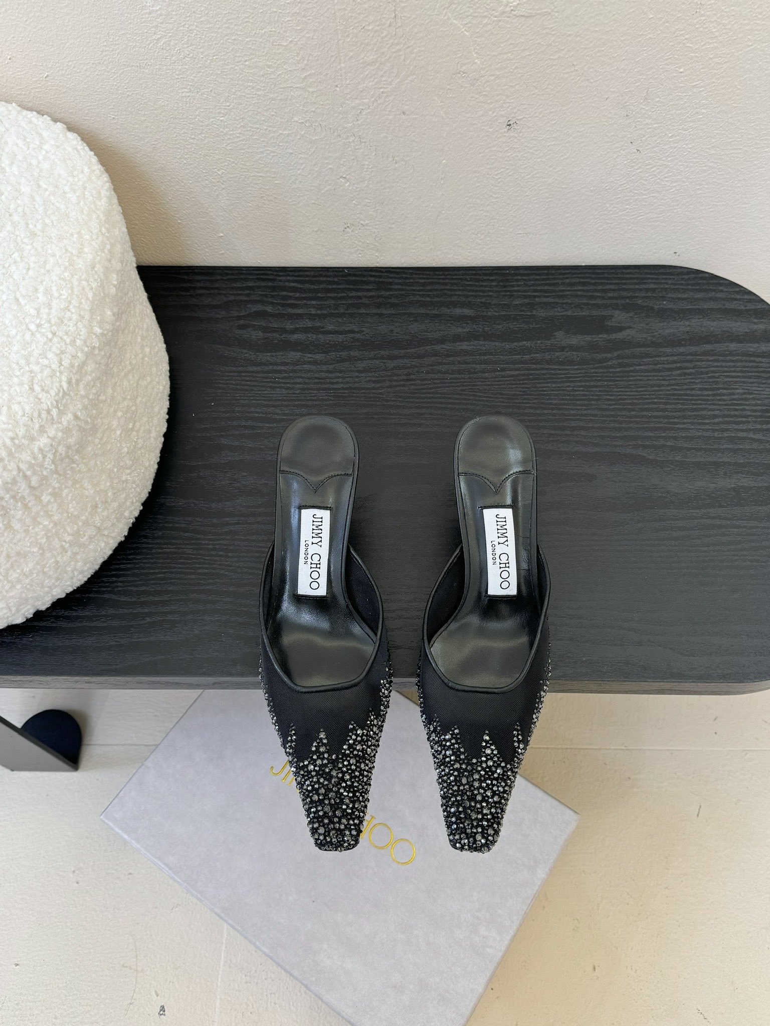 
Jimmy Choo｜周仰杰25春夏新品网纱烫钻方头小猫跟拖鞋！Jc经典水晶烫钻网纱高跟鞋🔥
超级仙的