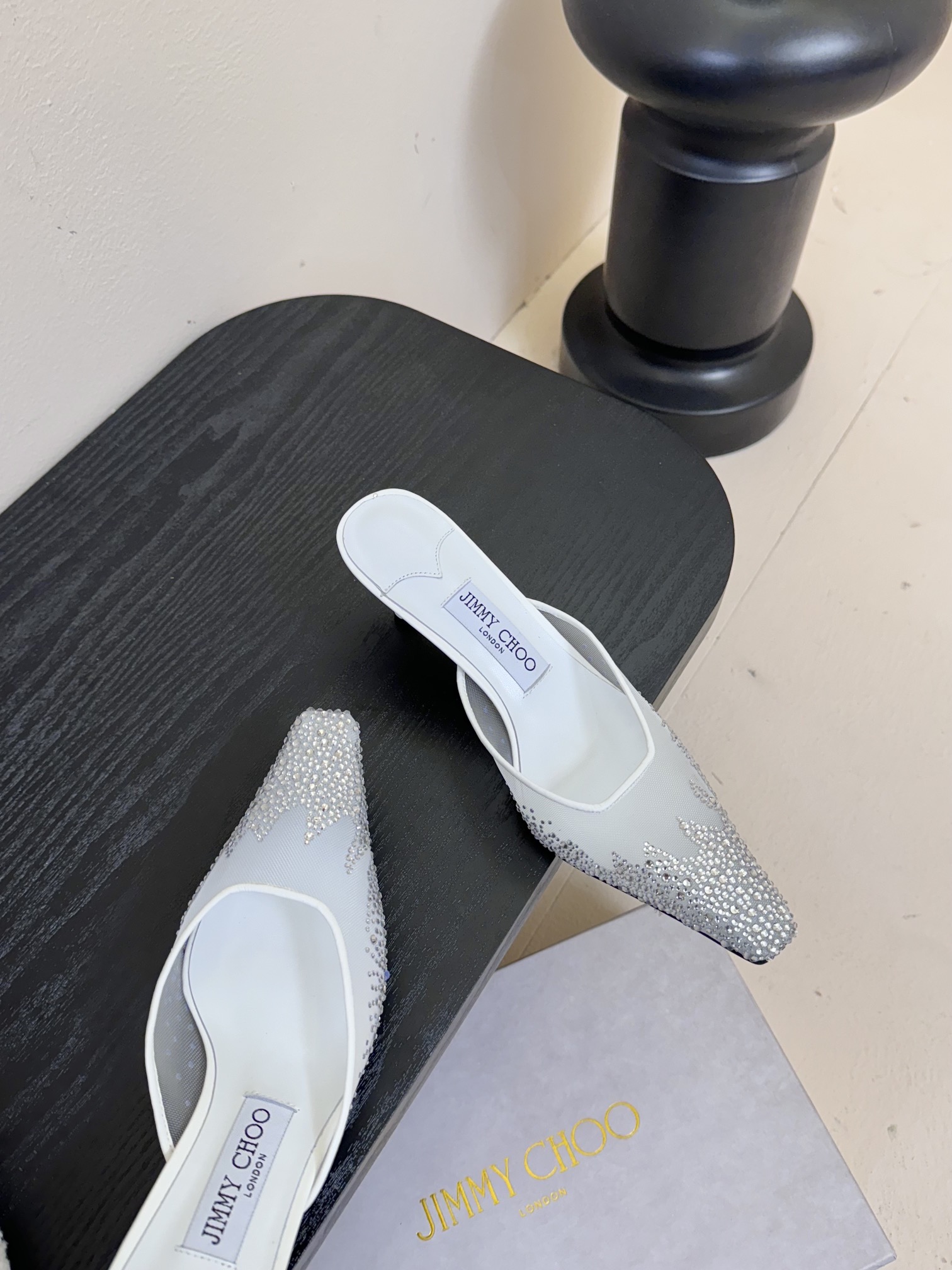 
Jimmy Choo｜周仰杰25春夏新品网纱烫钻方头小猫跟拖鞋！Jc经典水晶烫钻网纱高跟鞋🔥
超级仙的