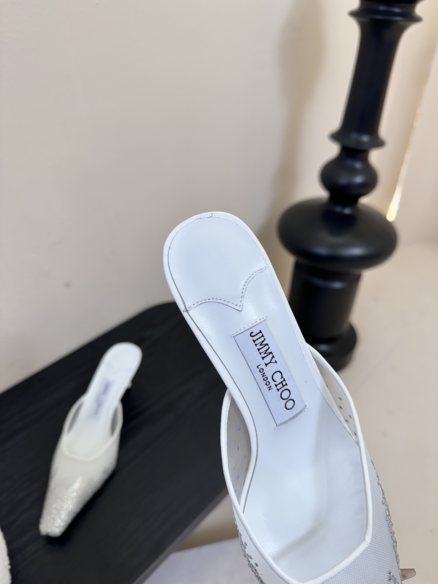 
Jimmy Choo｜周仰杰25春夏新品网纱烫钻方头小猫跟拖鞋！Jc经典水晶烫钻网纱高跟鞋🔥
超级仙的