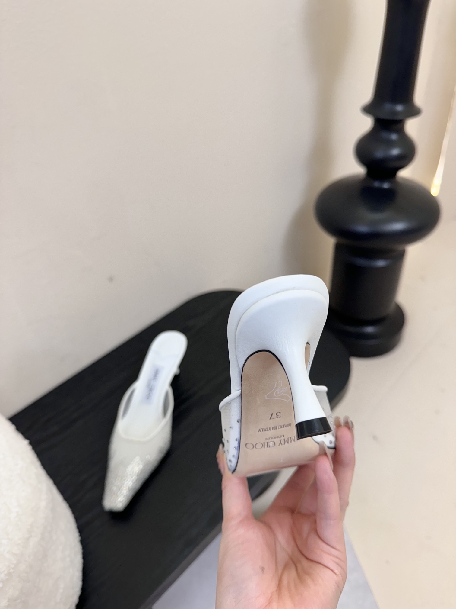 
Jimmy Choo｜周仰杰25春夏新品网纱烫钻方头小猫跟拖鞋！Jc经典水晶烫钻网纱高跟鞋🔥
超级仙的