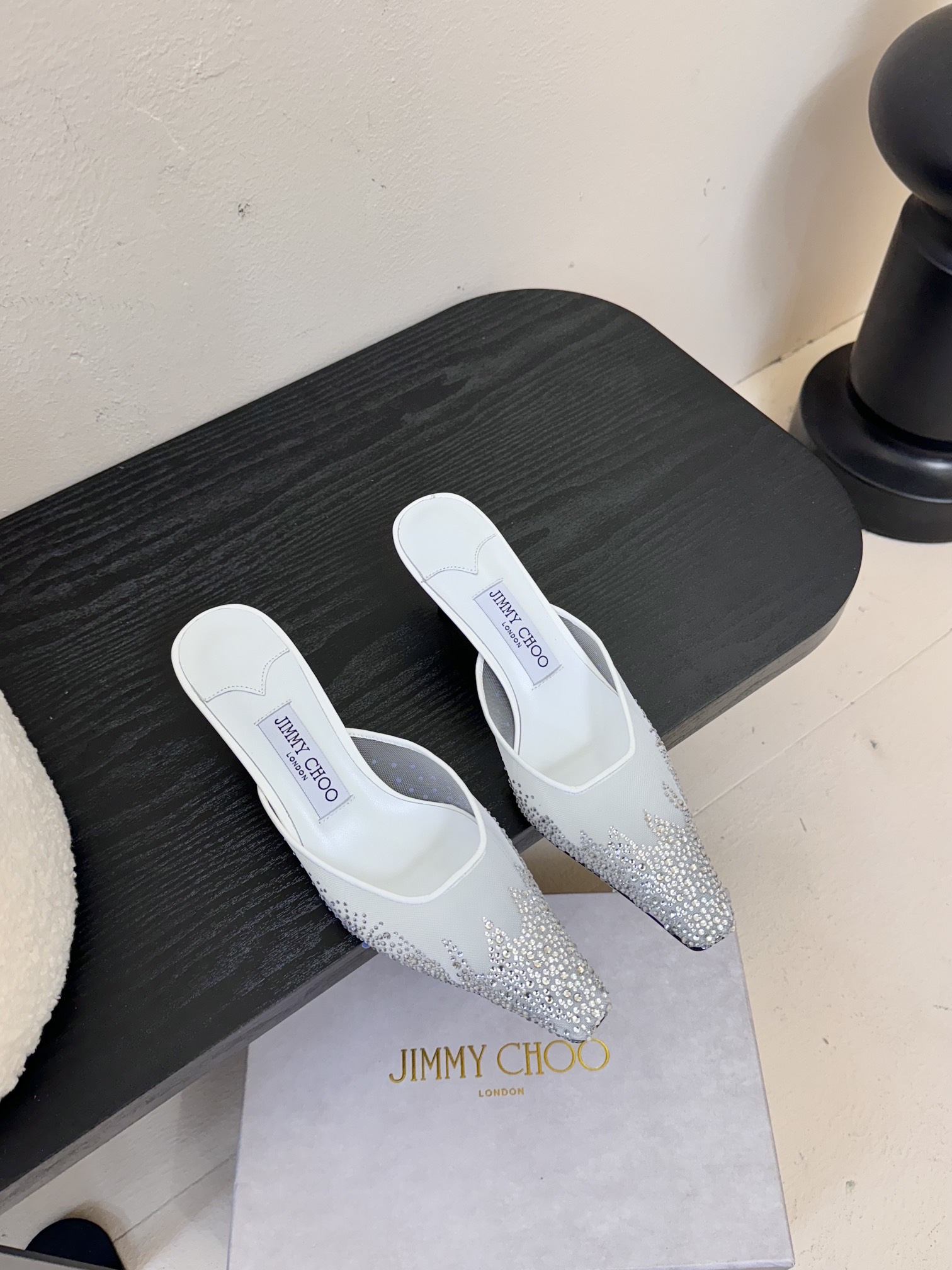 
Jimmy Choo｜周仰杰25春夏新品网纱烫钻方头小猫跟拖鞋！Jc经典水晶烫钻网纱高跟鞋🔥
超级仙的