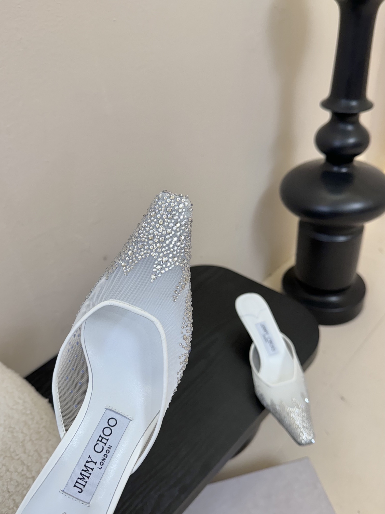 
Jimmy Choo｜周仰杰25春夏新品网纱烫钻方头小猫跟拖鞋！Jc经典水晶烫钻网纱高跟鞋🔥
超级仙的