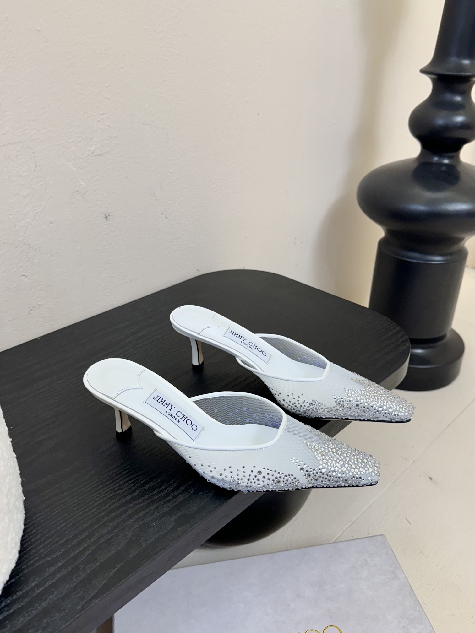 
Jimmy Choo｜周仰杰25春夏新品网纱烫钻方头小猫跟拖鞋！Jc经典水晶烫钻网纱高跟鞋🔥
超级仙的