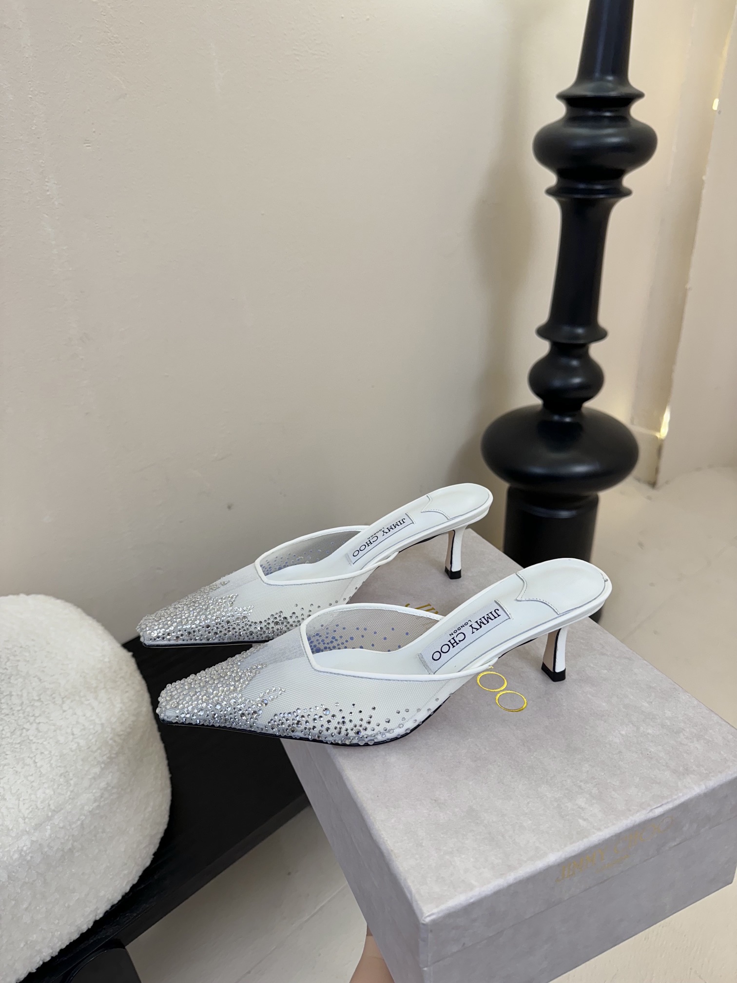 
Jimmy Choo｜周仰杰25春夏新品网纱烫钻方头小猫跟拖鞋！Jc经典水晶烫钻网纱高跟鞋🔥
超级仙的