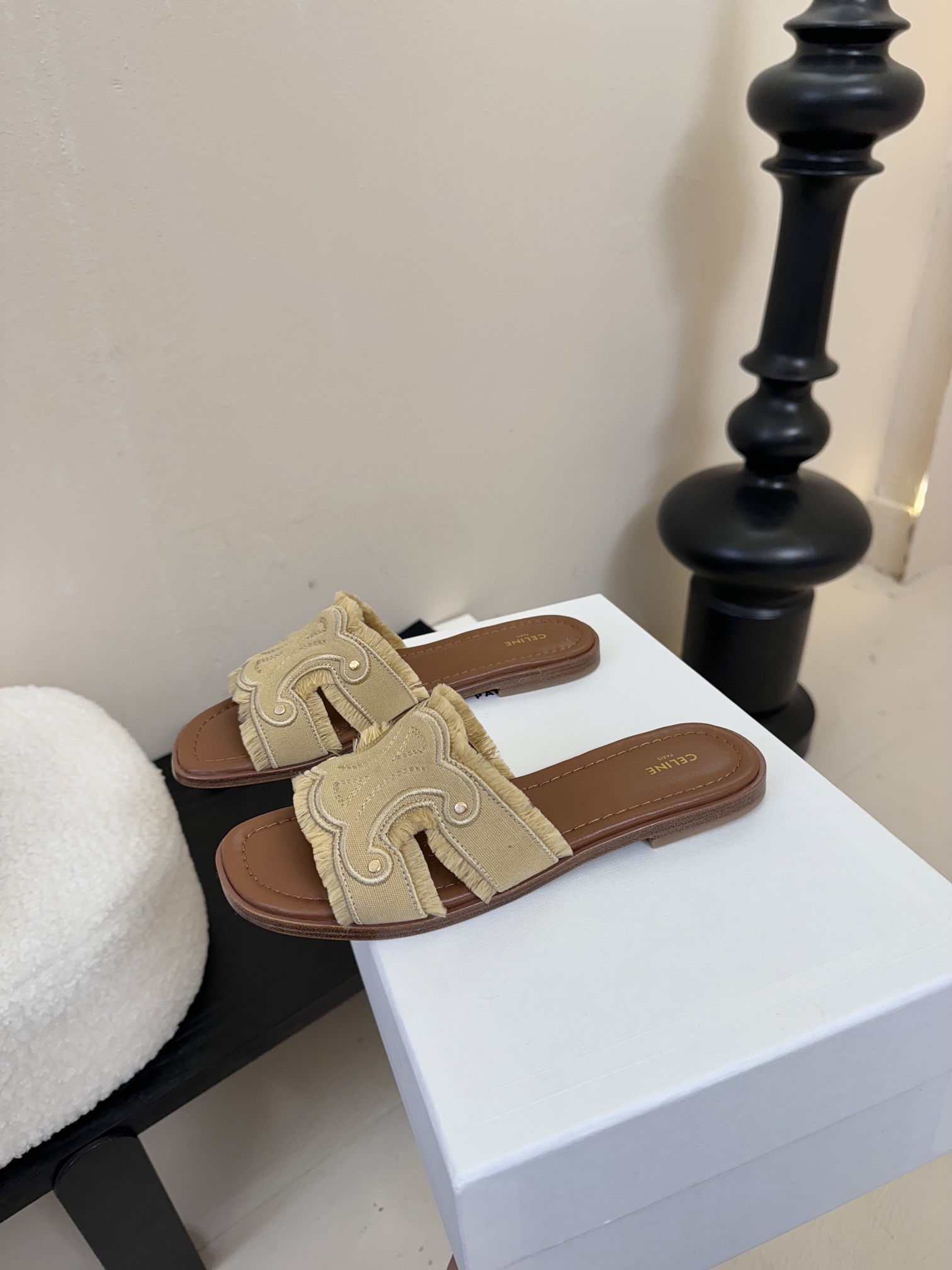 真皮沿条
CELIN* 塞林凯旋门做旧平底拖鞋

简单舒服，干净利落，做旧牛仔真的太美啦 无论是单穿还是