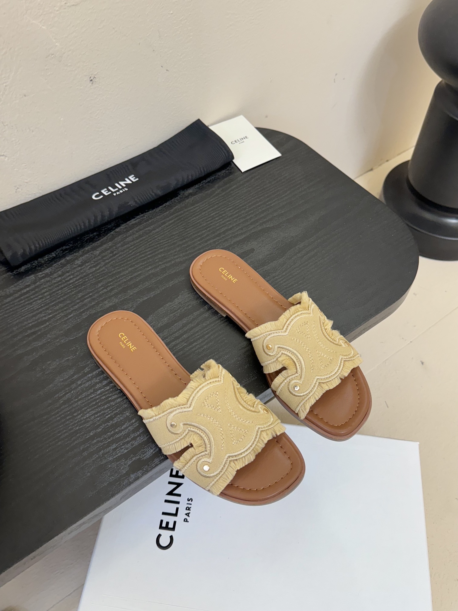 真皮沿条
CELIN* 塞林凯旋门做旧平底拖鞋

简单舒服，干净利落，做旧牛仔真的太美啦 无论是单穿还是