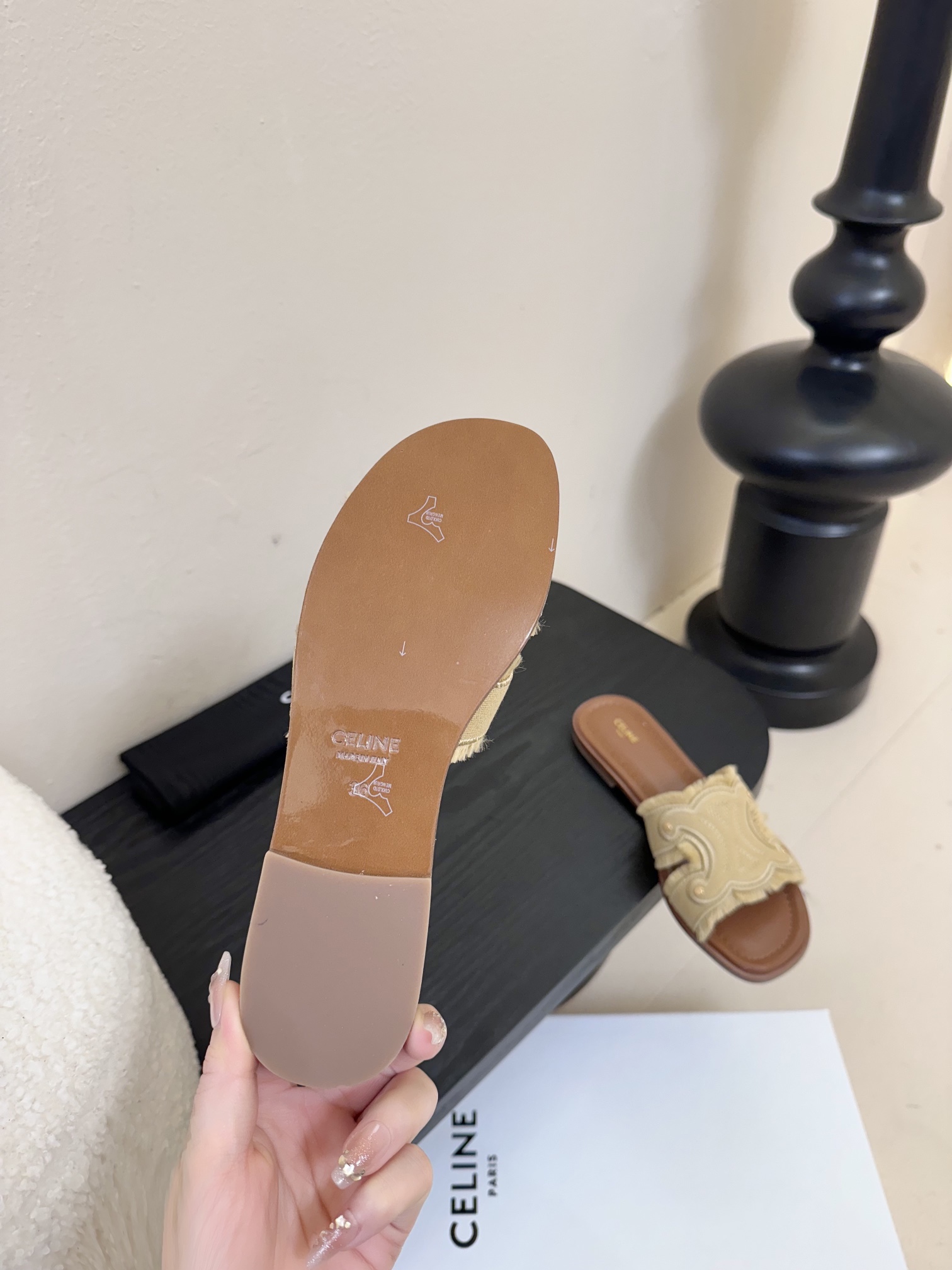 真皮沿条
CELIN* 塞林凯旋门做旧平底拖鞋

简单舒服，干净利落，做旧牛仔真的太美啦 无论是单穿还是