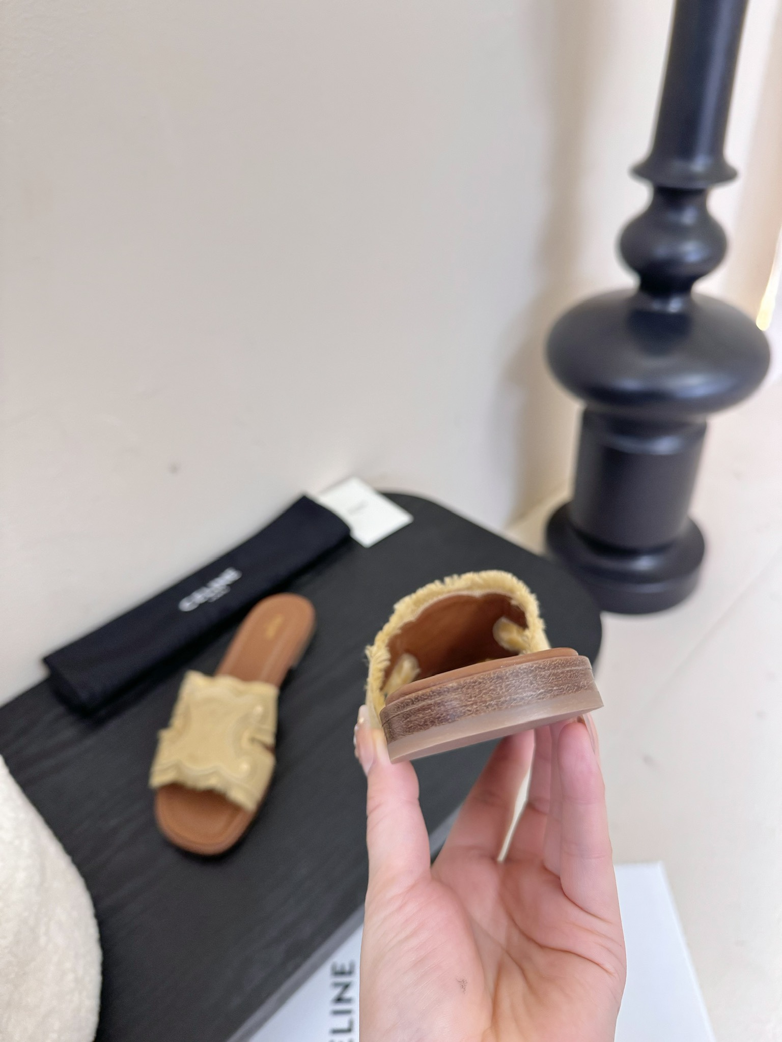 真皮沿条
CELIN* 塞林凯旋门做旧平底拖鞋

简单舒服，干净利落，做旧牛仔真的太美啦 无论是单穿还是