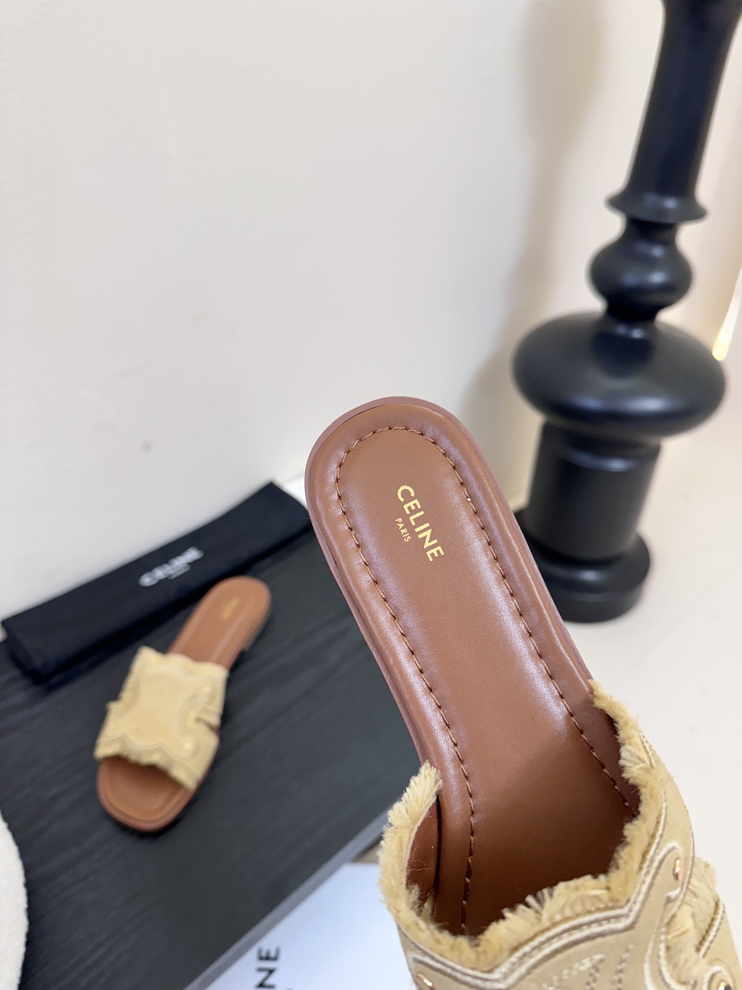 真皮沿条
CELIN* 塞林凯旋门做旧平底拖鞋

简单舒服，干净利落，做旧牛仔真的太美啦 无论是单穿还是