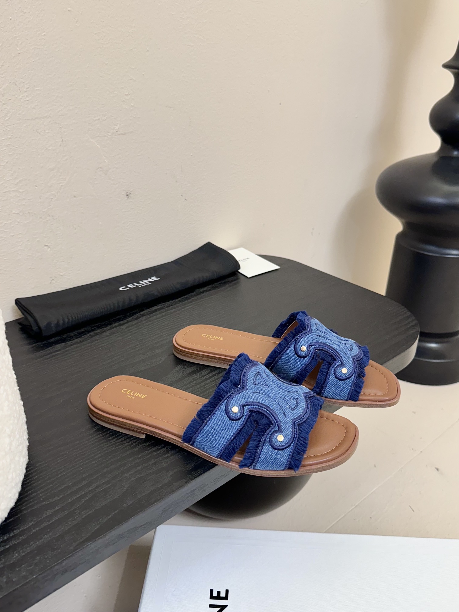 真皮沿条
CELIN* 塞林凯旋门做旧平底拖鞋

简单舒服，干净利落，做旧牛仔真的太美啦 无论是单穿还是