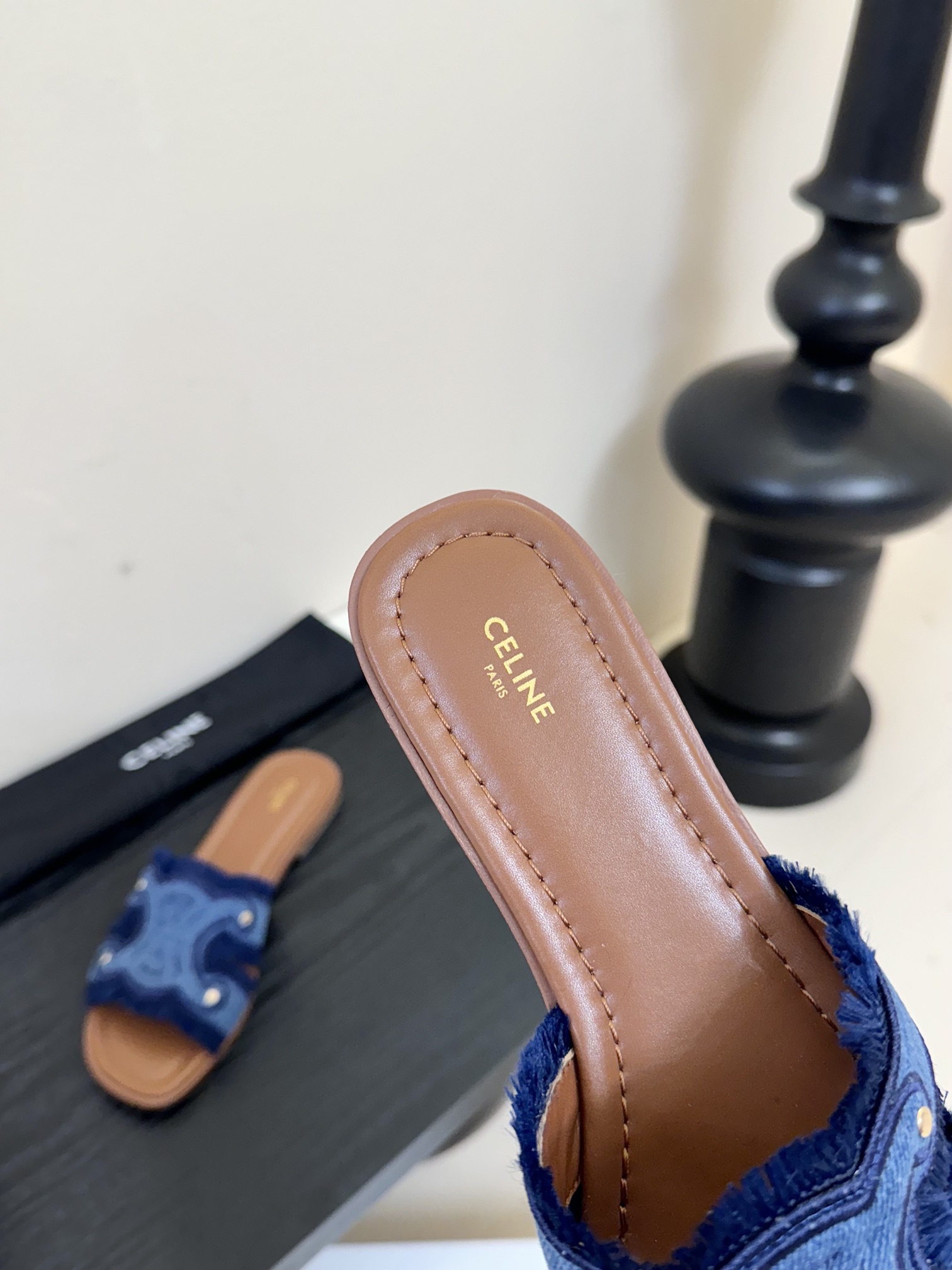 真皮沿条
CELIN* 塞林凯旋门做旧平底拖鞋

简单舒服，干净利落，做旧牛仔真的太美啦 无论是单穿还是