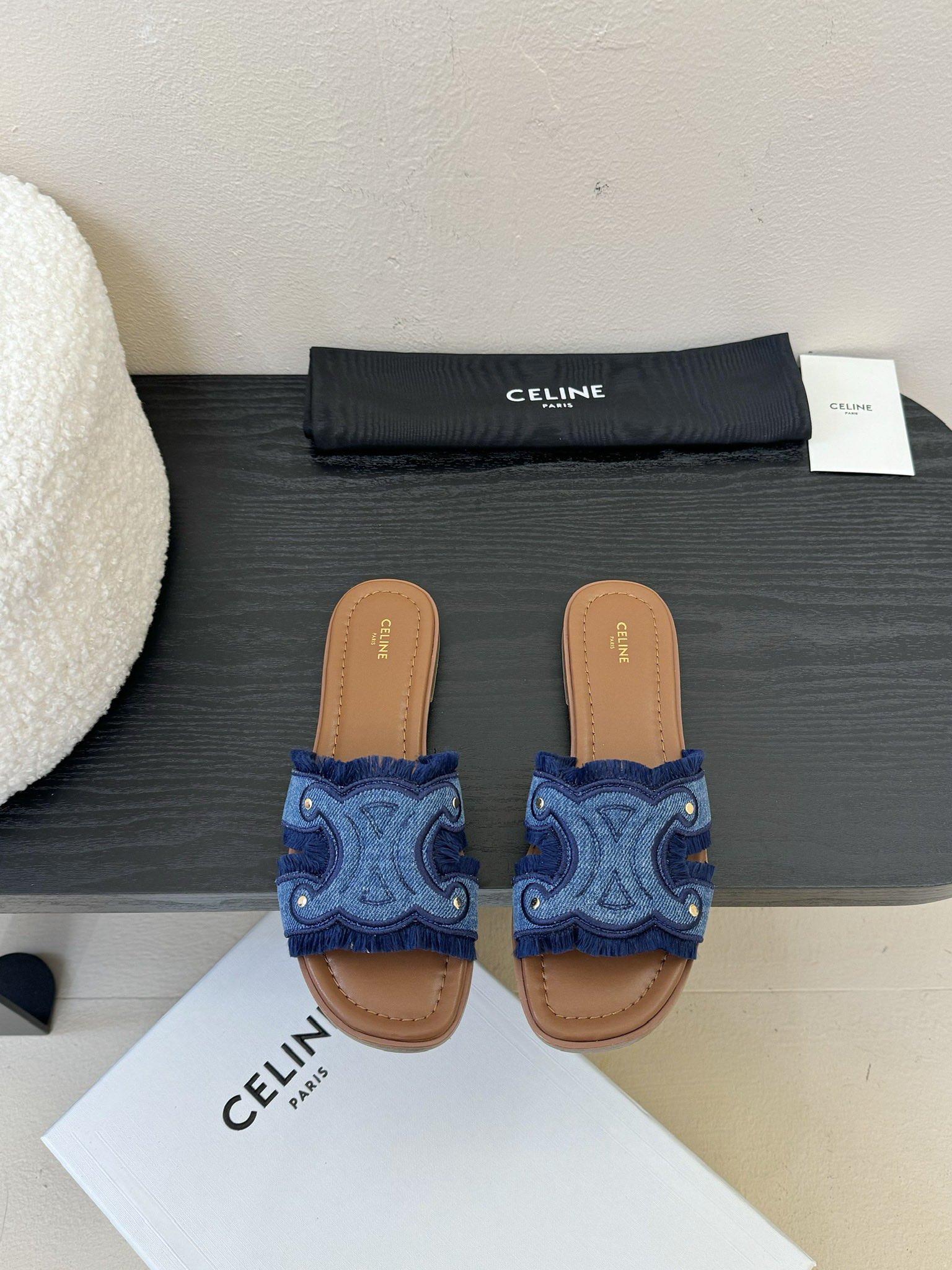 真皮沿条
CELIN* 塞林凯旋门做旧平底拖鞋

简单舒服，干净利落，做旧牛仔真的太美啦 无论是单穿还是