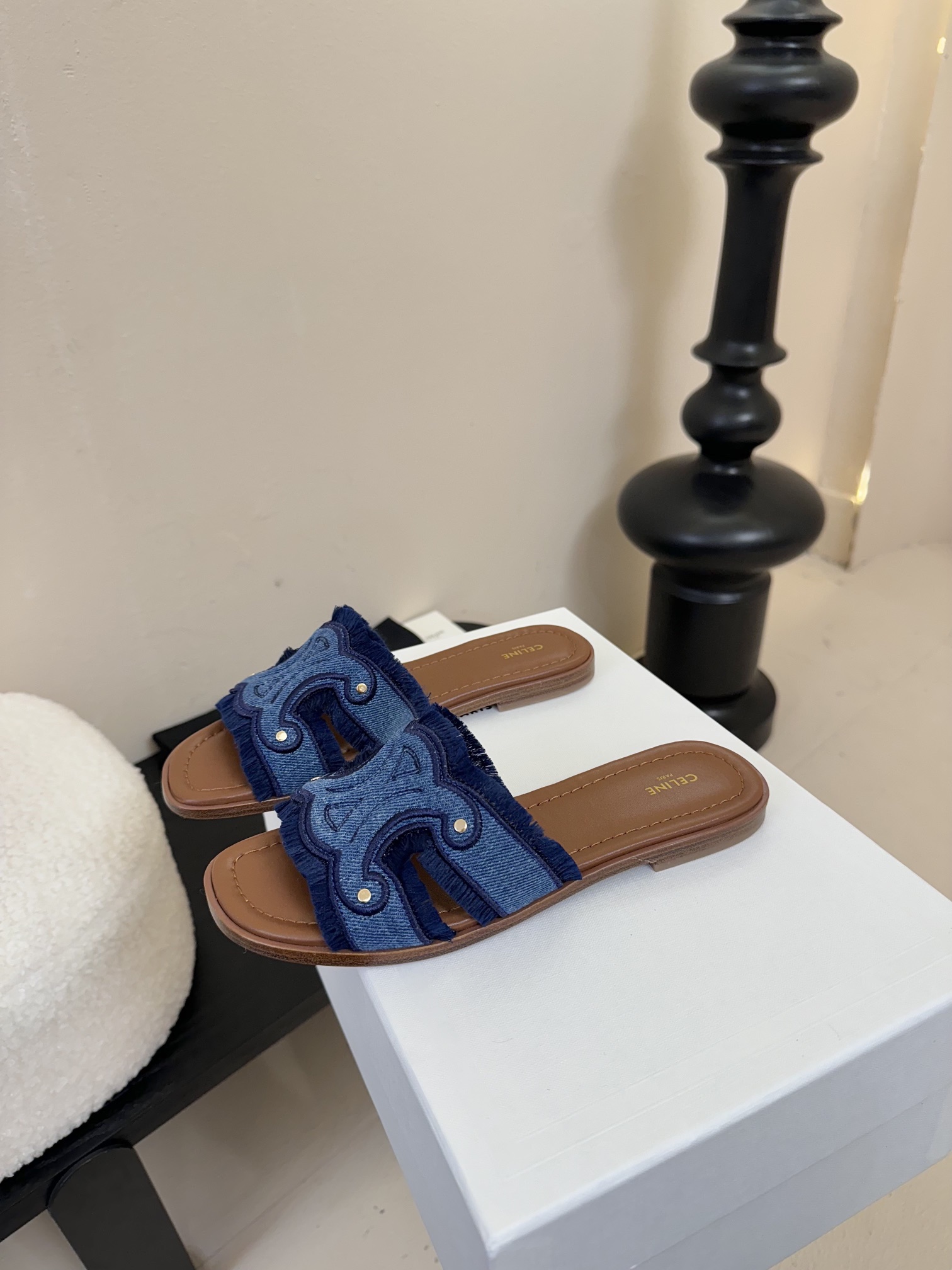 真皮沿条
CELIN* 塞林凯旋门做旧平底拖鞋

简单舒服，干净利落，做旧牛仔真的太美啦 无论是单穿还是