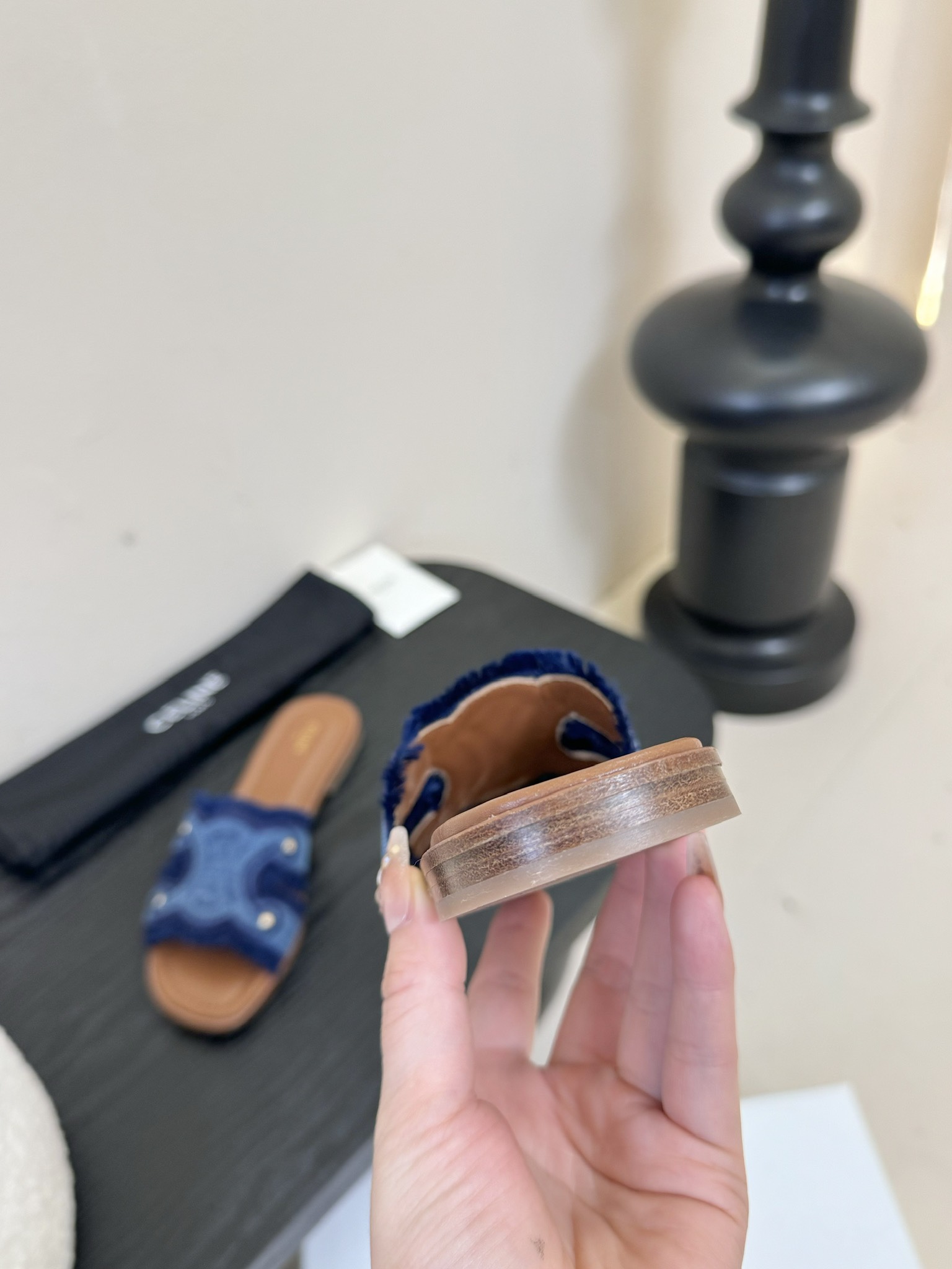 真皮沿条
CELIN* 塞林凯旋门做旧平底拖鞋

简单舒服，干净利落，做旧牛仔真的太美啦 无论是单穿还是