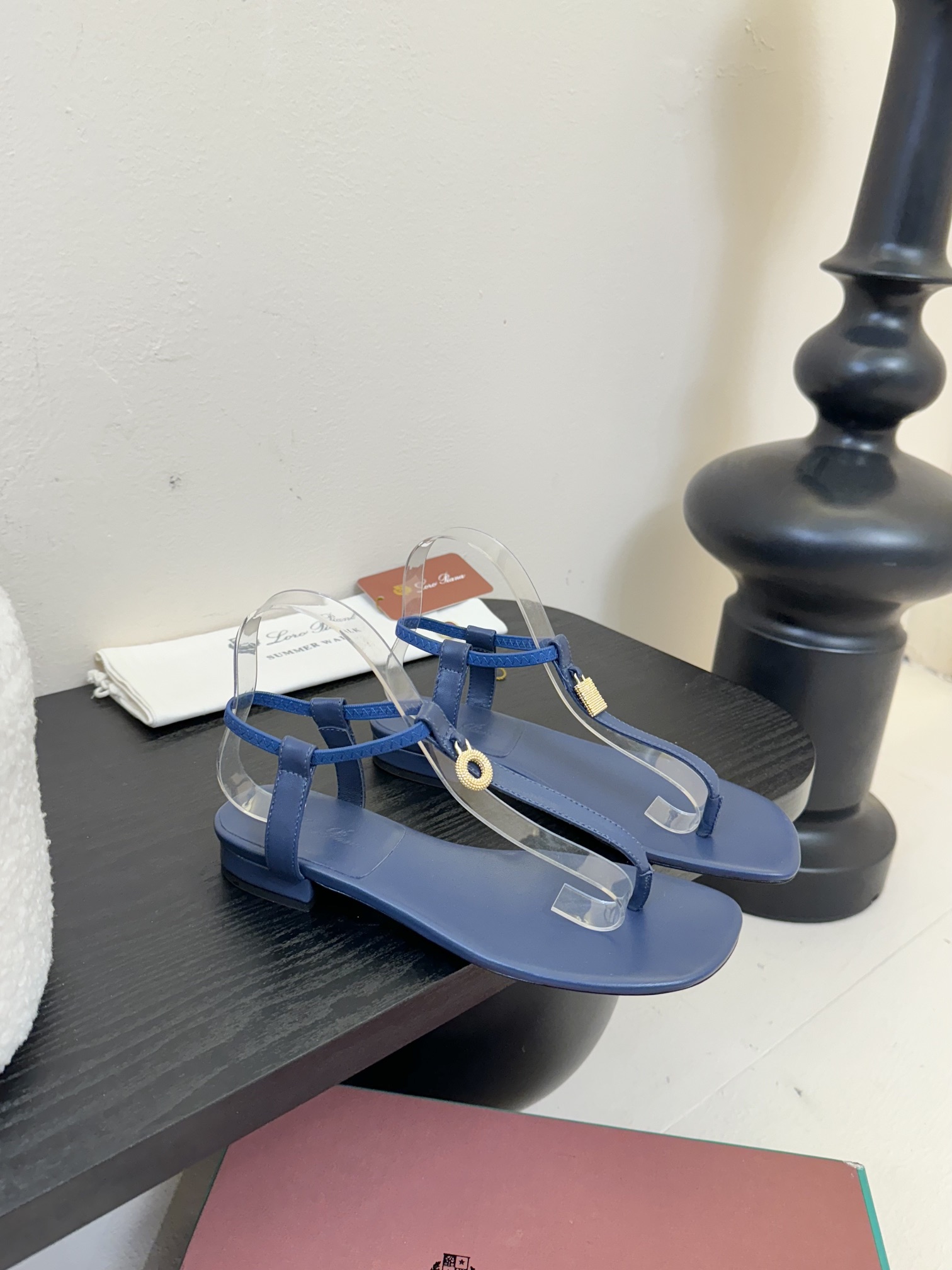 
Loro Piana/ LP  经典复古绝美
一字带粗跟凉鞋
简约即时髦 松弛的高级感
感受夏日感高级