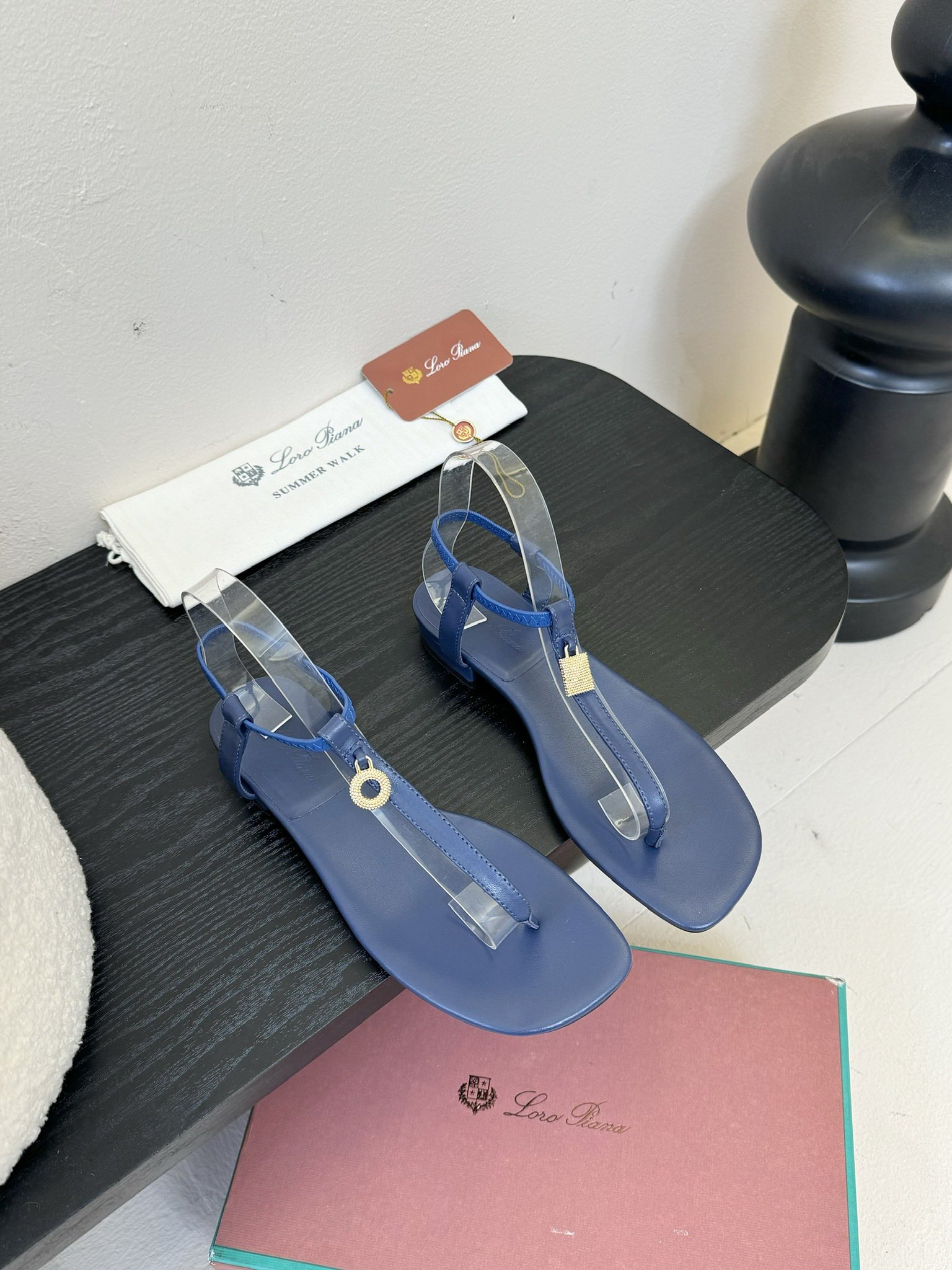 
Loro Piana/ LP  经典复古绝美
一字带粗跟凉鞋
简约即时髦 松弛的高级感
感受夏日感高级