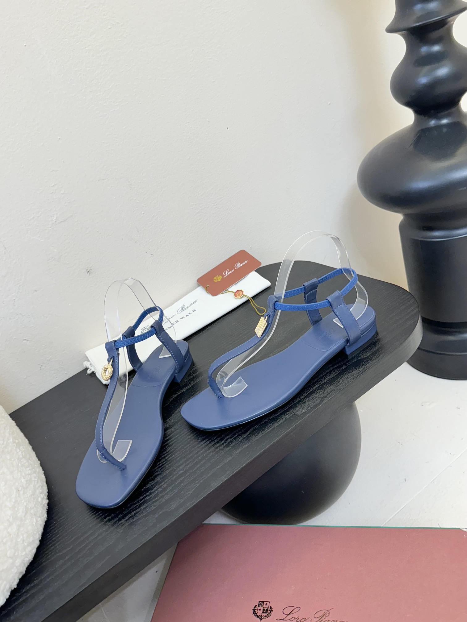 
Loro Piana/ LP  经典复古绝美
一字带粗跟凉鞋
简约即时髦 松弛的高级感
感受夏日感高级