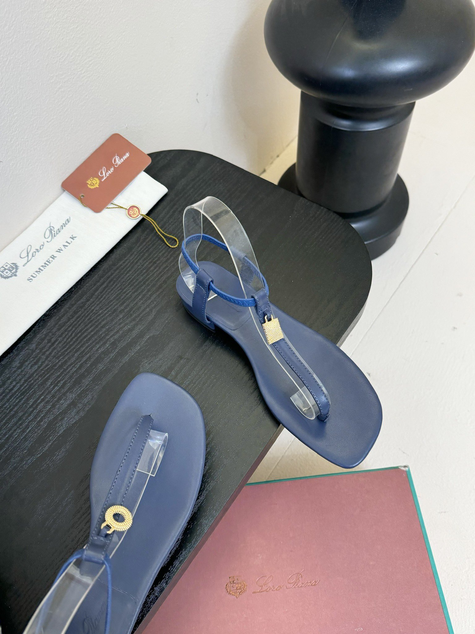 
Loro Piana/ LP  经典复古绝美
一字带粗跟凉鞋
简约即时髦 松弛的高级感
感受夏日感高级