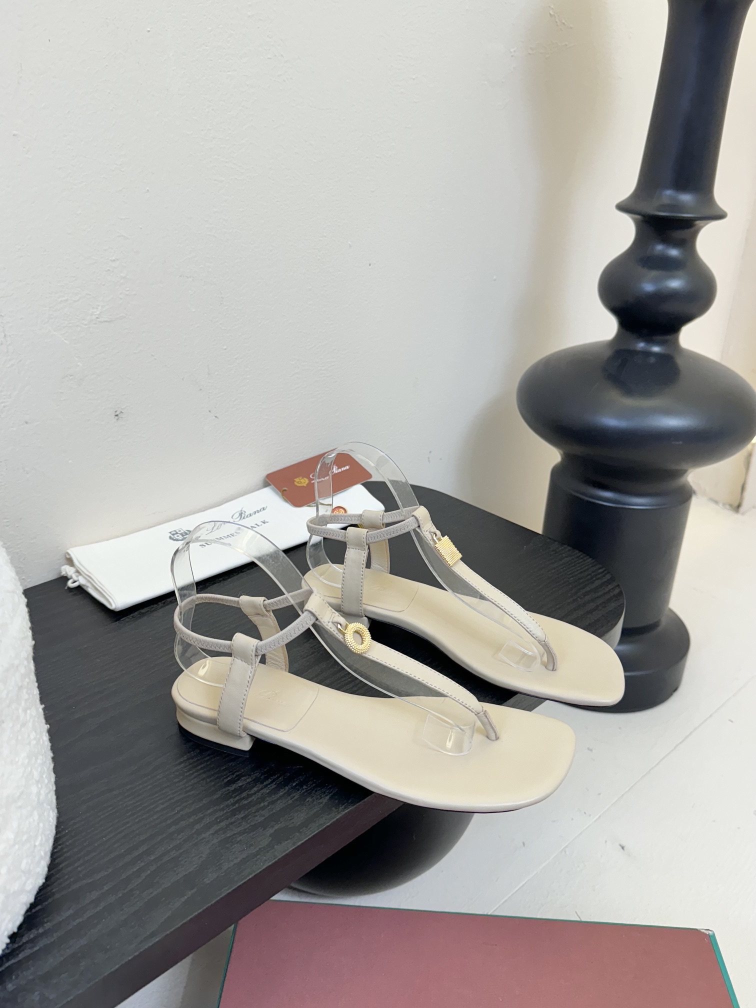 
Loro Piana/ LP  经典复古绝美
一字带粗跟凉鞋
简约即时髦 松弛的高级感
感受夏日感高级