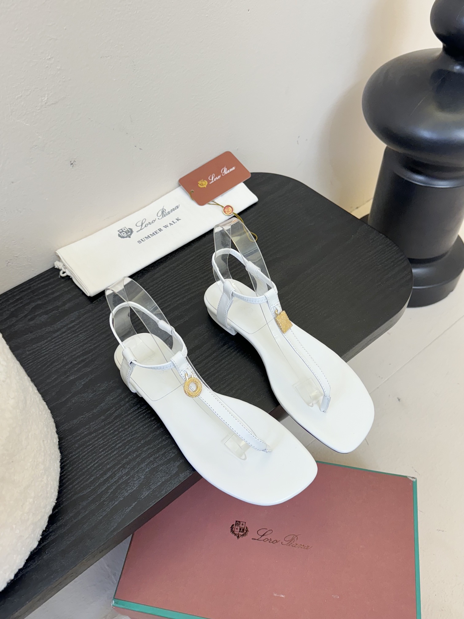 
Loro Piana/ LP  经典复古绝美
一字带粗跟凉鞋
简约即时髦 松弛的高级感
感受夏日感高级