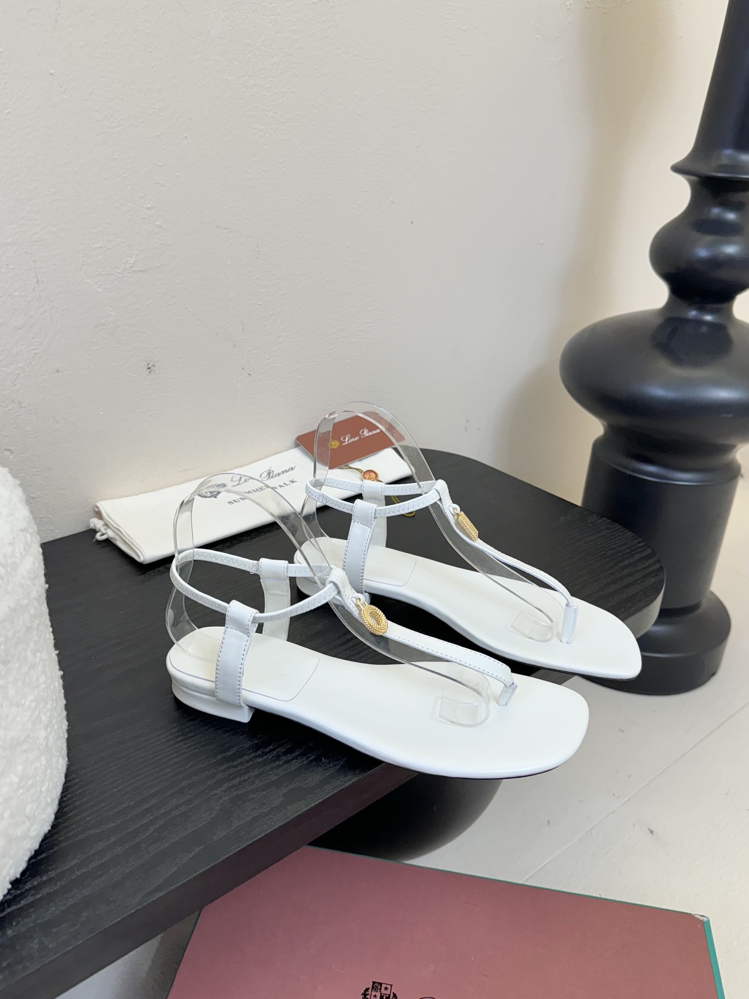 
Loro Piana/ LP  经典复古绝美
一字带粗跟凉鞋
简约即时髦 松弛的高级感
感受夏日感高级
