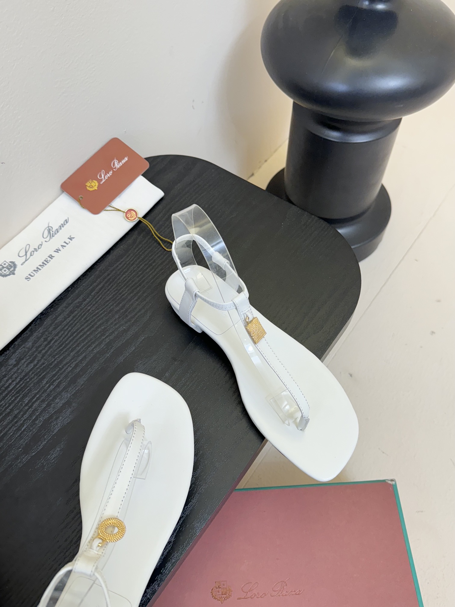 
Loro Piana/ LP  经典复古绝美
一字带粗跟凉鞋
简约即时髦 松弛的高级感
感受夏日感高级