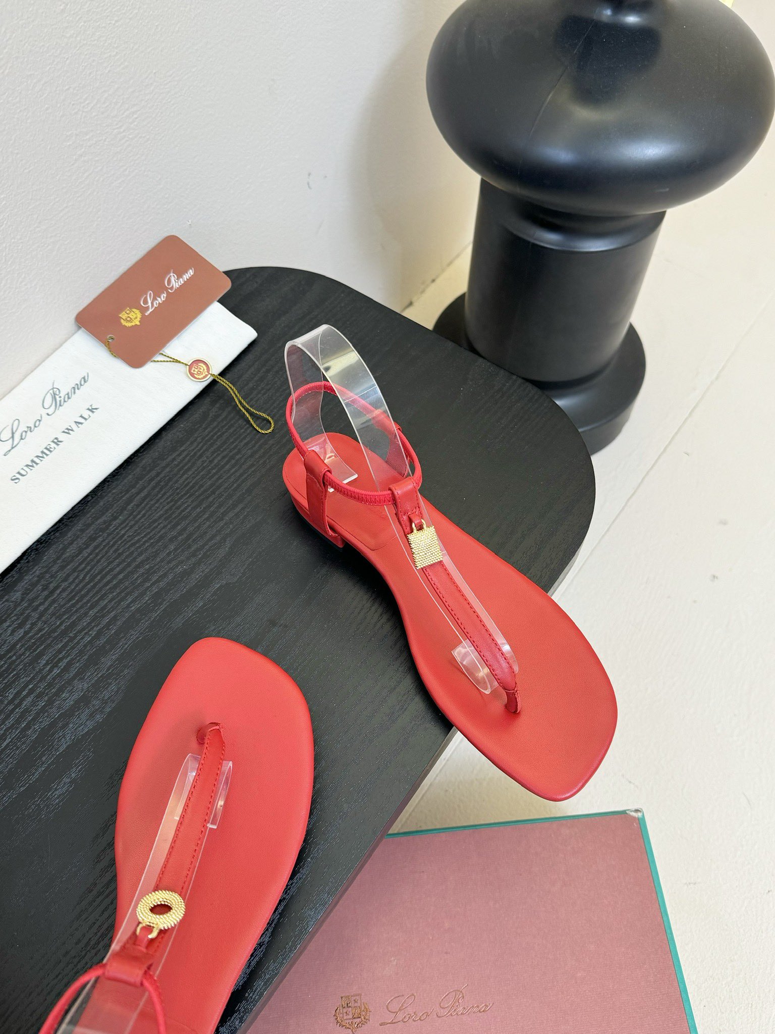 
Loro Piana/ LP  经典复古绝美
一字带粗跟凉鞋
简约即时髦 松弛的高级感
感受夏日感高级